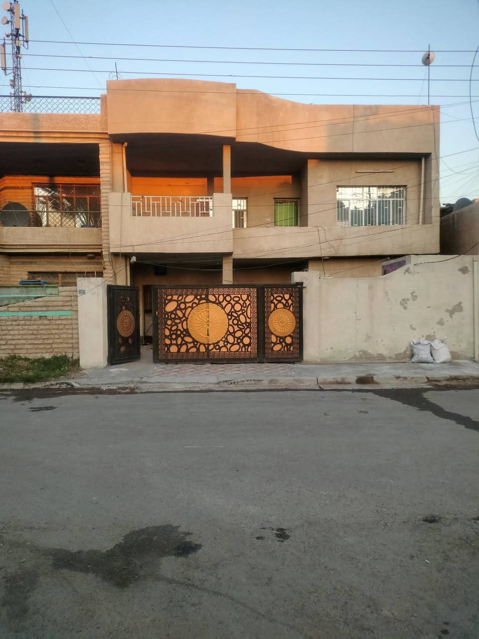 للبيع بيت في بغداد حي الجهاد
بين جامع النور ومنطقة السمجه
تعتبر المنطقه من افضل مناطق حي الجهاد 
المساحة 200 متر واجهة 10 نزال 20
الدار طابقين مقابل التشجير
يحتوي الطابق الاول على 2 غرفة نوم .. و 3 حمام.. وهول وصاله.. ومطبخ.. وكراج يتسع 2 سياره
والطابق الثاني على 4 غرفة نوم.. وحمام1..وهول .. ومساحة درج.. اضافة الى بالكون كبيره تصلح لجلسه.
البيت طابو صرف 
للاستفسار الاتصال (بمالك الدار) مباشر
***********
***********
يتوفر واتســـــــــــــــــــــــــــاب
