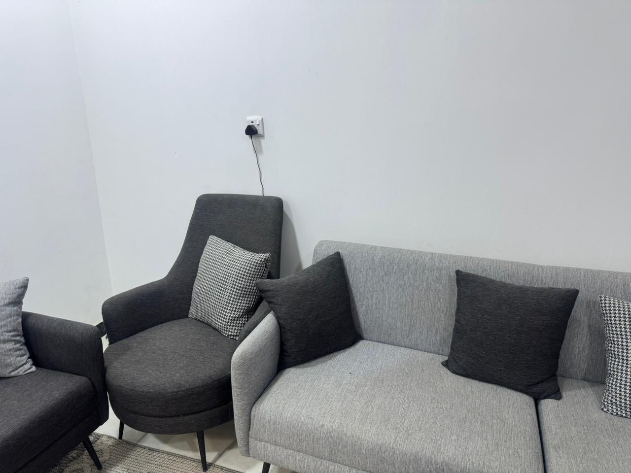 المكان / بغداد
تخم تركي 6 مقاعد
جديد ونظيف جداً ضرر بسيط بسبب حيوان اليف ( قط) 
سعر الشراء مليونين 
سعر البيع 750 الف 

طبلة + ميز تلفزيون جديد ونظيف جدا بدون اي خدش او صرر 
بسعر 300 الف

الاستفسار على هذا الرقم 
***********
