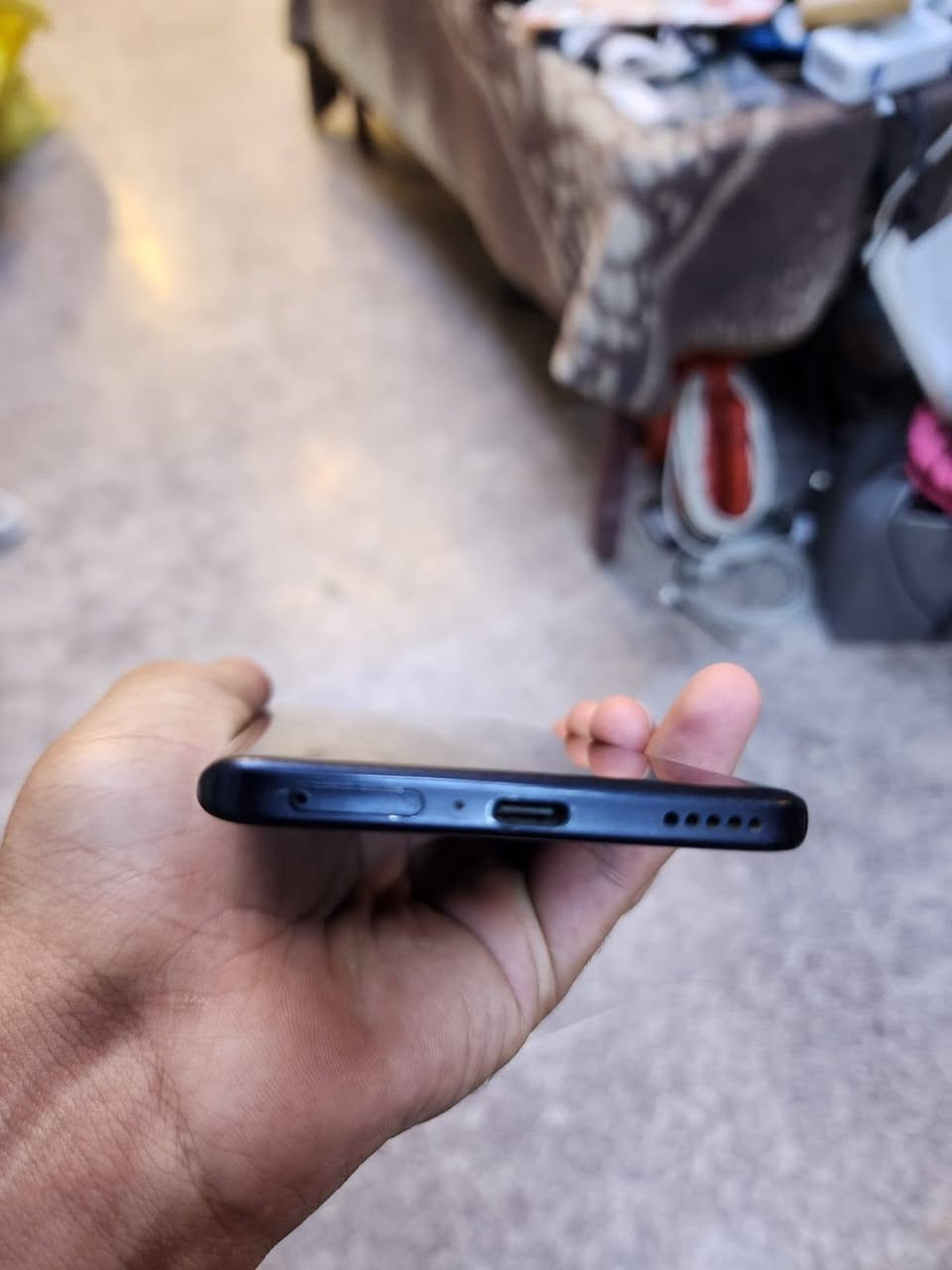 سلام عليكم
المواصفات الرئيسية للهاتف هونر 50

الشاشة: من نوع OLED منحنية الأطراف مقاس 6.57 بوصة، بدقة FHD+، وتدعم معدل تحديث سريع 120 هرتز.

المعالج: Qualcomm Snapdragon 778G 5G بتكنولوجيا 6 نانومتر، ويقدم أداءً قوياً ومستقراً في الألعاب والمهام اليومية.

الكاميرا الخلفية: رباعية؛ الأساسية بدقة 108 ميجابكسل (بفتحة عدسة f/1.9) + كاميرا واسعة 8 ميجابكسل + كاميرا ماكرو 2 ميجابكسل + كاميرا عزل 2 ميجابكسل.

الكاميرا الأمامية: بدقة 32 ميجابكسل تقدم صور سيلفي عالية الوضوح.

البطارية والشحن: بسعة 4300 مللي أمبير، وتدعم الشحن السريع جداً بقوة 66 واط (يشحن 70% في غضون 20 دقيقة).

الذاكرة: يتوفر بنسخ تخزين  256 جيجابايت مع ذاكرة عشوائية (RAM) بسعة   8 جيجابايت.

اتصال ***********

سعر 250
