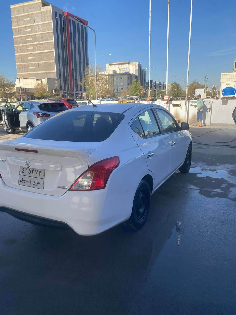 نیسان لاکیشمیبای ٢٠١٦ بۆ فرۆشتن 
پێنج پارچەی هەیە بێ ژۆرێ بێ ئێڕباگ جەمپێکی زۆر خەفیفی پشتەوەی هەیە شایەنی باسکردن نییە 
سەنەوی تاوەک و ٢٠٢٣ یە سەیارەکە توند و تۆڵە و زۆر خاوێنە 
ژمارەی م. *********** 
نرخ: ٨٧ أربيل, العراق
