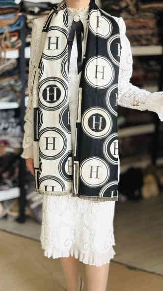 وصلت الوجبة الثالثة (عشاق الماركات الهرمز يابة)🔥🔥🔥🔥
التررند الجديد 😍😍النقشات الفووول 
الخامة الثكيلة ( وجهين القطعة كل وجه لون )
الدرزن 12 قطعة 
هل مرة الموسم ويانا غيرررر
قياسات 180*60
https://t.me/znzon246
***********
