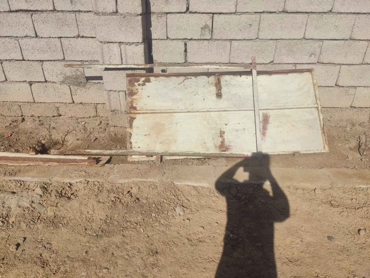 ابواب وشبابيك وحديد مستخدمه للبيع 
  الحديد من اربع متر لي مترين  
***********
