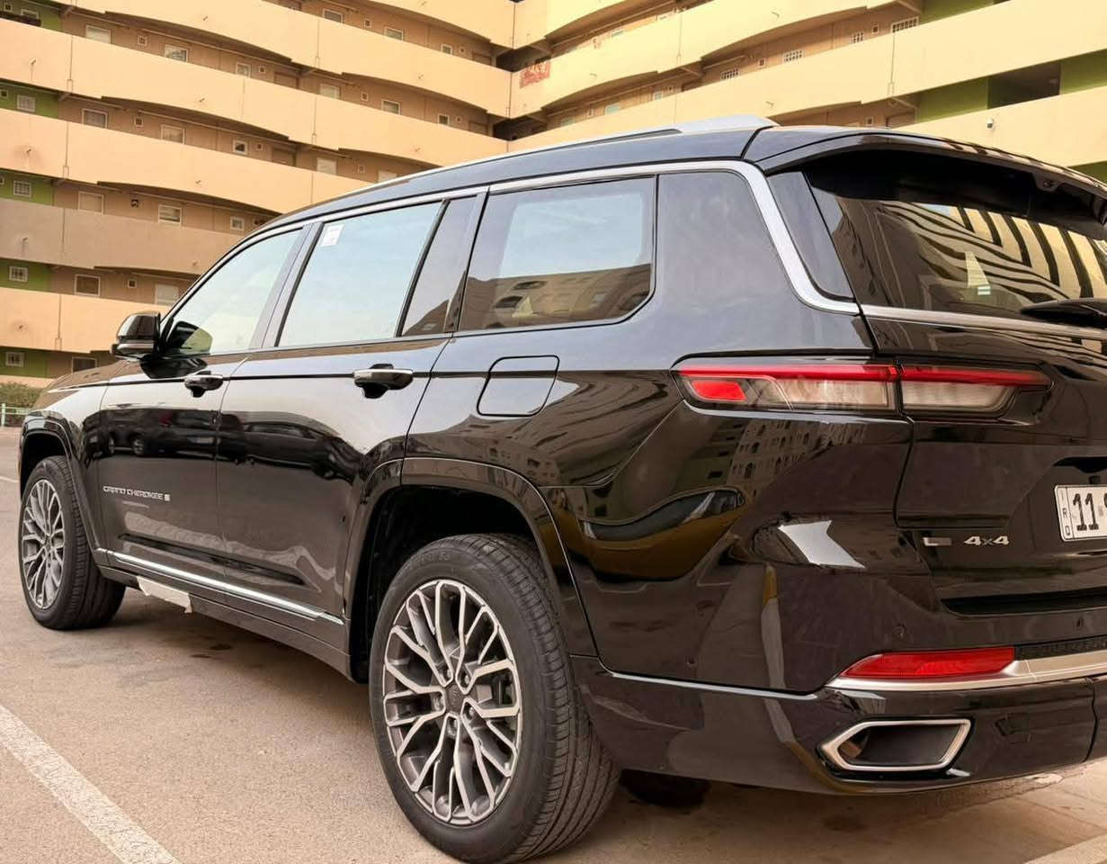 السلام عليكم
جيب ســـومــت موديــل 2021 
المحرك V6 
العداد 60
مواصفات 
مساج رباعي جميع المقاعد  
8 وضعيات للمساج والاسترخاء 
دفع رباعي 4x4 
نظام تعليق هوائي (جكات) 
تصعيد وتنزيل حسب رغبه السائق 
5 وضعيات قيادة 
قيادة ذاتية عند المنعطفات 
رادار امامي مع مانع تصادم 
نظام الرؤية اليلية ناضور ليلي 
كامرة حرارية ليلية وتشخيص 
جميع الكامرات تصوير ليلي ونهاري 
داتآ الشؤ 
غلق المقاعد الخلفي كهرباء 
تحذير الخروج عند المسار 
مستشعر نوم السائق مع نضام التوقف الالي 
تحذير النقطة العمياء 5
نظام تحذير عند التقاطعات 
نظام عرض المعلومات عند الزجاج الامامية HEADUPDISPLAY
نظام تقليل الظجيج داخل المقصورة  انارة محيطية 
تعميم ذاتي  +واير ليس شحن عدد 2 
مري جانبيات كهرباء وحساس قابله للطي 
نضام الصوت ماركة ماكنتوش 36 سماعة 
ويل قياس 21. انج
سقف بانروما كامل كنتارآ 
شاشة كبيرة 10.1انج 
نظام الخرائط GPS
5. كامرات خارجية مع بخاخ التنضيف
مري داخلي كامرة كدي يلاك 
تصوير ليلي شرط حراري 
المصابيح الامامي عدسات زنون نهار بلاد 
صندوق كهرباء 
+نظام فتح حركة القدم 
اظافات من الخشب الطبيعي 
للمقصورة الداخلية 
ذاكرة لحفظ وضعيات الجلوس 
امامي وخلفي 
جميع المقاعد الامامية والخلفية 
تدفئة + تبريد 
ستائر خلفية بلادية 
انارة داخلية بجميع اجزاء السيارة 
متعددة الالوان 
ثلاجه 
كامرات داخلية بجميع المقاعد 
حاكية صوت كامل المقاعد 
😂تعبت بعد بيها مواصفات لا تعد ابدآ 
 السيارة فقط جاملغ خلفي صبغ 
حادث كولش خفيف  
وعندي صار كم مكان بارد ابد ممبين  + صور الحادث والسونار بلمنشور. اسف ع اطاله
السيارة حيل جديدة وعدآ ذني المذكورات كفالة 
على وضع الشركه شرط 
السعر   305    بيها مجال بسيط
مكان السيارة بغداد /رقم بغداد بسمي تحويل ثاني يوم كلشي ذاكر ممتواجد ع النت ***********
