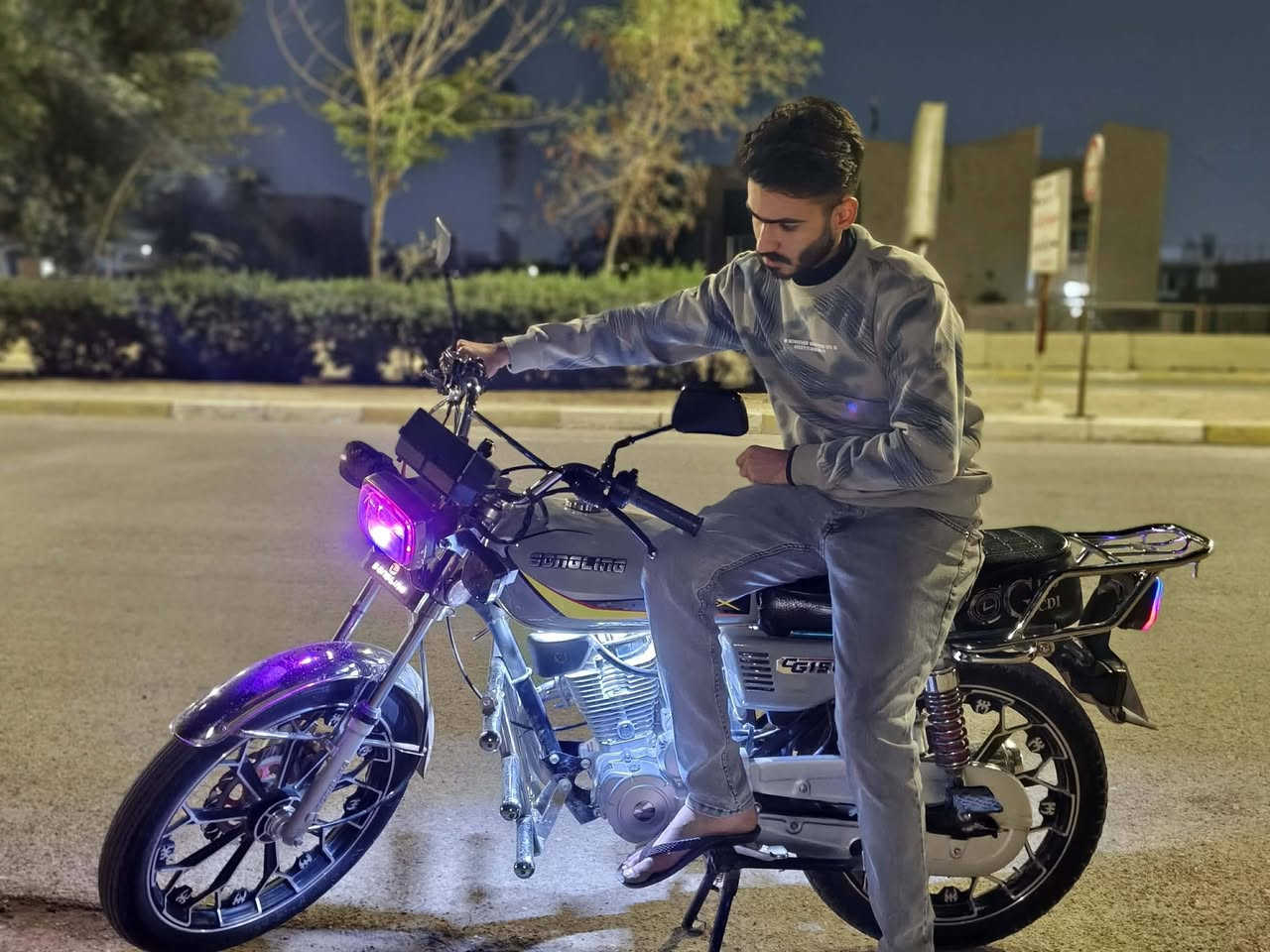 يا الله سيفان مديل ٢٤ مكفول من كلشي نضافه شوفت عينك واني مرتبه همين سعره مناسب مكاني جسر خرنابات رقمي ***********
