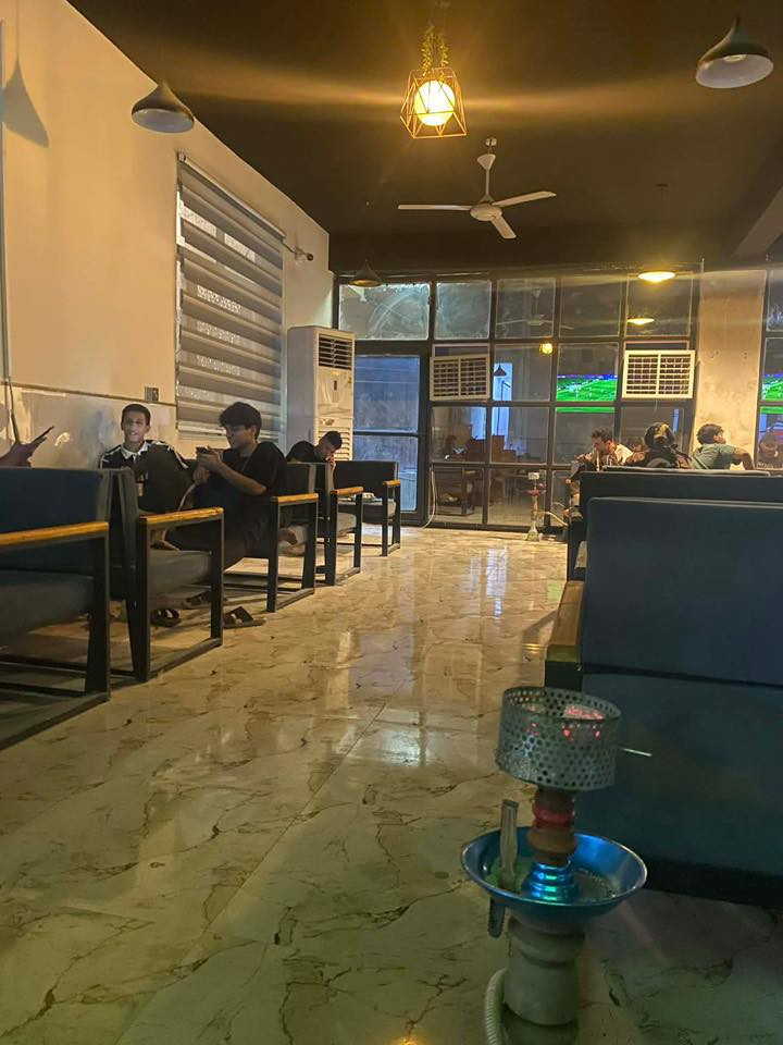 السلام عليكم شباب 
موقع الكوفي كربلاء حي الامام علي 
المساحة 200 طابق ثاني 
الكوفي حاليا شغالة وبيهة وارد خير من الله 
تخم جديد 
مطبخ مغلق 
نراكيل خشب وطه 
مطبخ جاهز 
عارضة وحده 
اجارهة رخيص 500 الف بلشهر ويكتب وياك عقد 
موقعهة ركن تجاري الفاصل بين حي الامام علي وحي الكرار على شارع تجاري 
جاهزة من كلشي الكوفي 
سبالت عمودي 2 
مبردات عملاقة 3 
تخم عمل يعني عمرهم طويل مشتغل الوحدة ب160 الف 
عددهن 40 
شاشات عملاقة حجم 75 ثنين و3 شاشات 43 
الكوفي ادامه جديدة بس تعال واسترزق 
سبب البيع عندي بناء  مستعجل على البيع 
 وبيهة بليارد ثنين فرخ سنوكر وميوزة دومنة 
للاستفسار 
‭0773 493 1667‬
