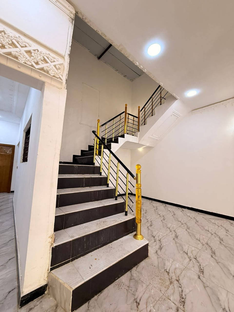 #سلام عليكم وسعد الله أوقاتكم 👋⁉️

دار سكن للبيع بناء حديث 
فارغ و جاهز للسكن 

المساحه 240 متر على شارع تبليط 11 متر و كافه الخدمات متوفره 

يحتوي البيت على ثلاث 3️⃣ غرف نوم و ديوان 
و مطبخ 
و صاله و صحيات داخلي 
و خارجي 
و مناور عدد 2
و كراج سياره بيت كلش مرتب

#العنوان بصره أبي الخصيب قرب المحكمه الجديده موقع راقي و مرتب 

طابو ملك صرف زراعي بأسم عراقي راعي لارض موجود نفس المنطقه 
تكعد ويا مباشرتاً

السعر 120. و بي مجال 
لتواصل *********** ابو ملاك البصرة, العراق
