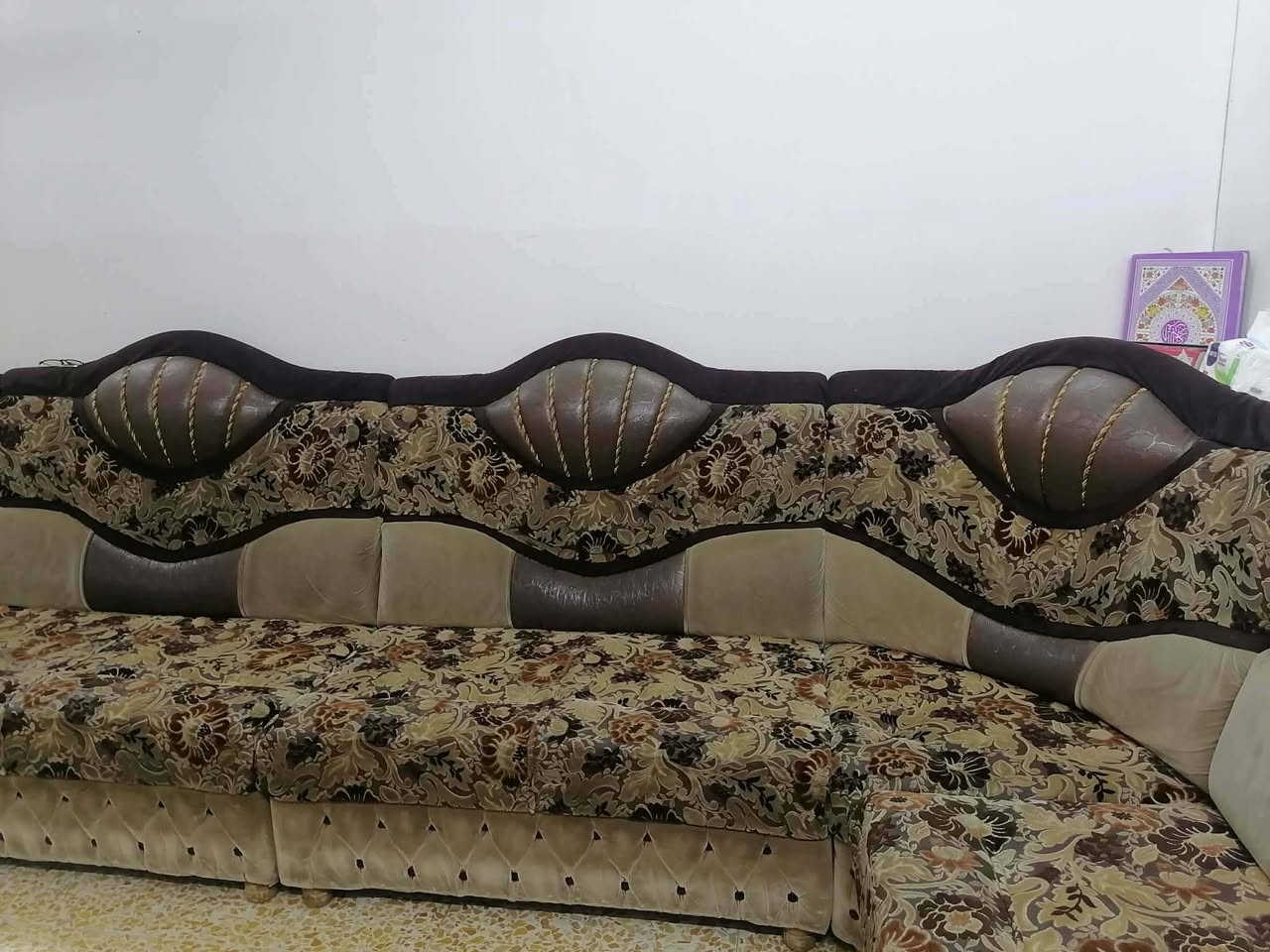 طخم مكون من خمس قطع ٩ أمتار خشب عراقي مستعمل بيع مستعجل المكان شقق الخضراء الشاري يتصل على هذا الرقم ***********
