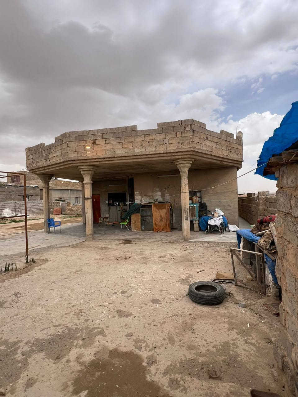 السلام عليكم بيت للبيع في تل ابو جراد قرب الصيطره البيت مكون من غرفتين وستقبال وحمام داخلي كليدور ومسلك ومطبخ البيت يرادلع تعديل شي بصيط مي وكهرباء وخير من الله الكاع طابو زراعي بسمنه)قطعه 25 للتصال (***********) السعر 15 مليون واذا قصط يختلف سعره مساحه هوه ولبيت 900 متر
