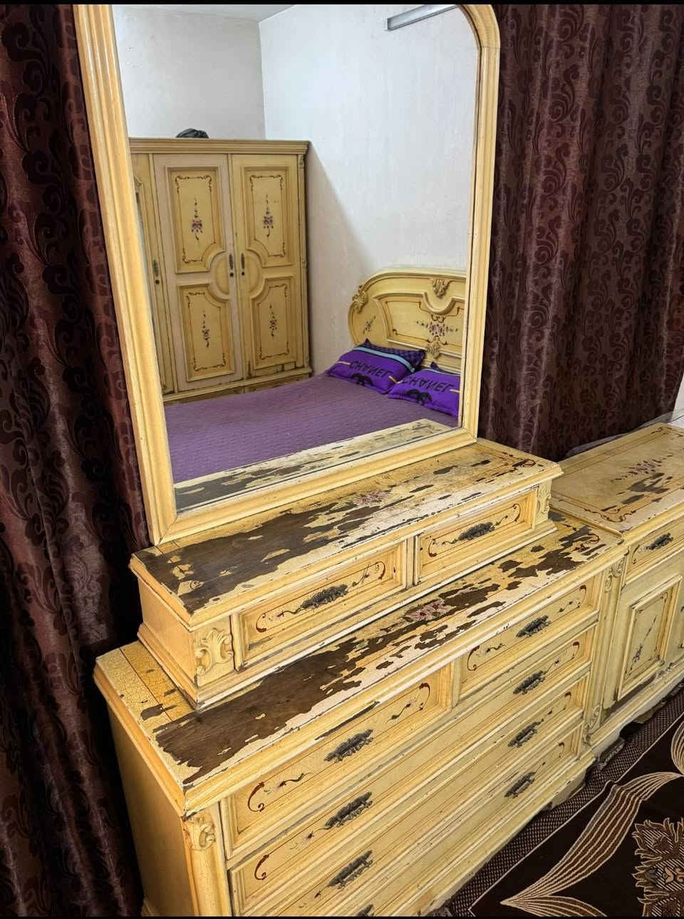 غرفة شغل عراقي خشب تكمه سبع قطع عايزه بس صبغ ويدات جرارت بيها ٢٢ جراره مكاني الشرطه الخامسه مال البياع السعر مليون وبيه مجال بصيط الاتصال على رقم الموبايل  *********** بي وتساب
