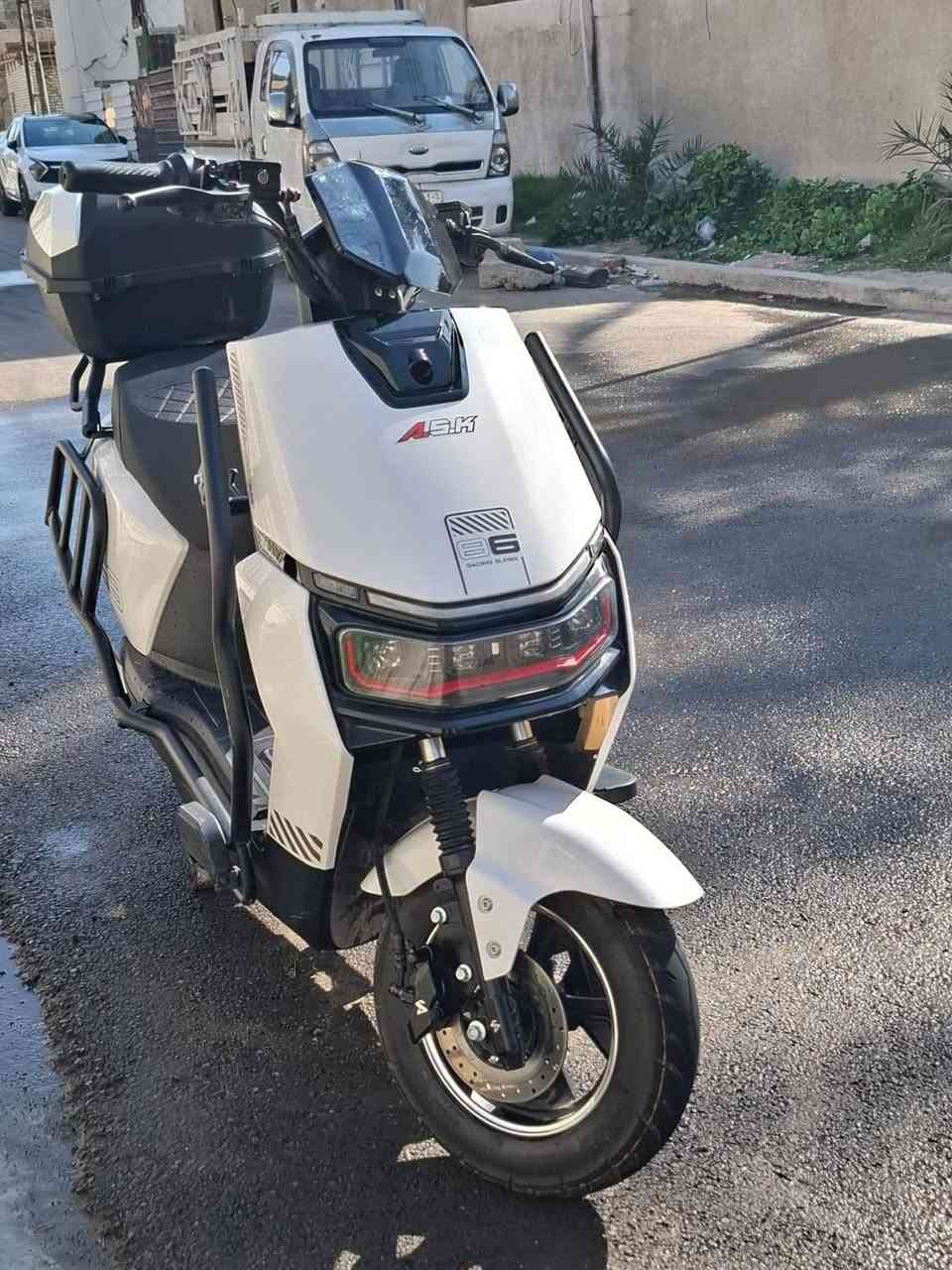 السلام عليكم
دراجه شحن نوع سكنس ASK للبيع
دراجه نظيفه اقل من الشهرين صارلها
الملف 2000 واط حقيقي السرعه 65 حقيقي ! 6 بطاريات مسطره نوع البطاريات ولي
لايت عالي ناصي رماش ؛بريكات امامي وخلفي هايدروليك دسك بريك اشاره يمنه اشاره يسره .بيها مساحه تخزين كبيرة شاحنة اصليه 32 واط
الاستفسار على هذا الرقم *********** العنوان بغداد حي الجهاد
