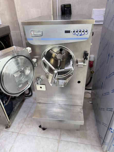 #معرض #الايطالي
إنتاجيه Ds فريكومات تيتان أيطاليا 🇮🇹
10. لتر 
مستخدم نضيف جداً 
محور سويچ سرعتين 
المكينه جاهزه من كلشي 
انتاج ناعم 
تبريد ماء 
3فيز 

السعر والتفاصيل مراسله الصفحة 
اؤ الأتصال هـ. ***********.   او.    *********** 
العنوان بصره آبي الخصيب حي العسكري 
#سيدحسين
