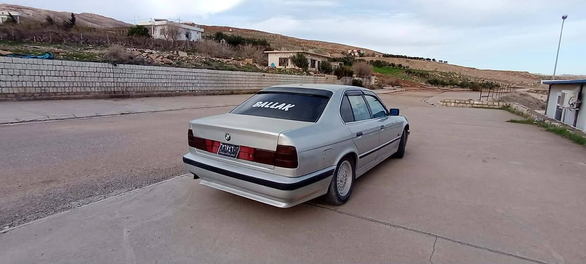تەنها فرۆشتن *********** BMW مۆدیل 1991 ئــاڕم پلاستیک سلێمانی 520iگێڕ عادی سلایت تەبریت ABS جامکارەبا دەحامی پشتو پێشی کرایتە سپۆرت لایت ئەڵقە گێڕو مەکینەی بەشەرتە ئاڕمو ئەوەلیاتو موسوبڕاوە بەشەرت توندو تۆڵو بێ مەسرەفە سعری 36 $ وەرەقەو مەحمەلە ‏‪0751 161 8139‬‏ شوێن کۆیە كويسينجاك, أربيل
