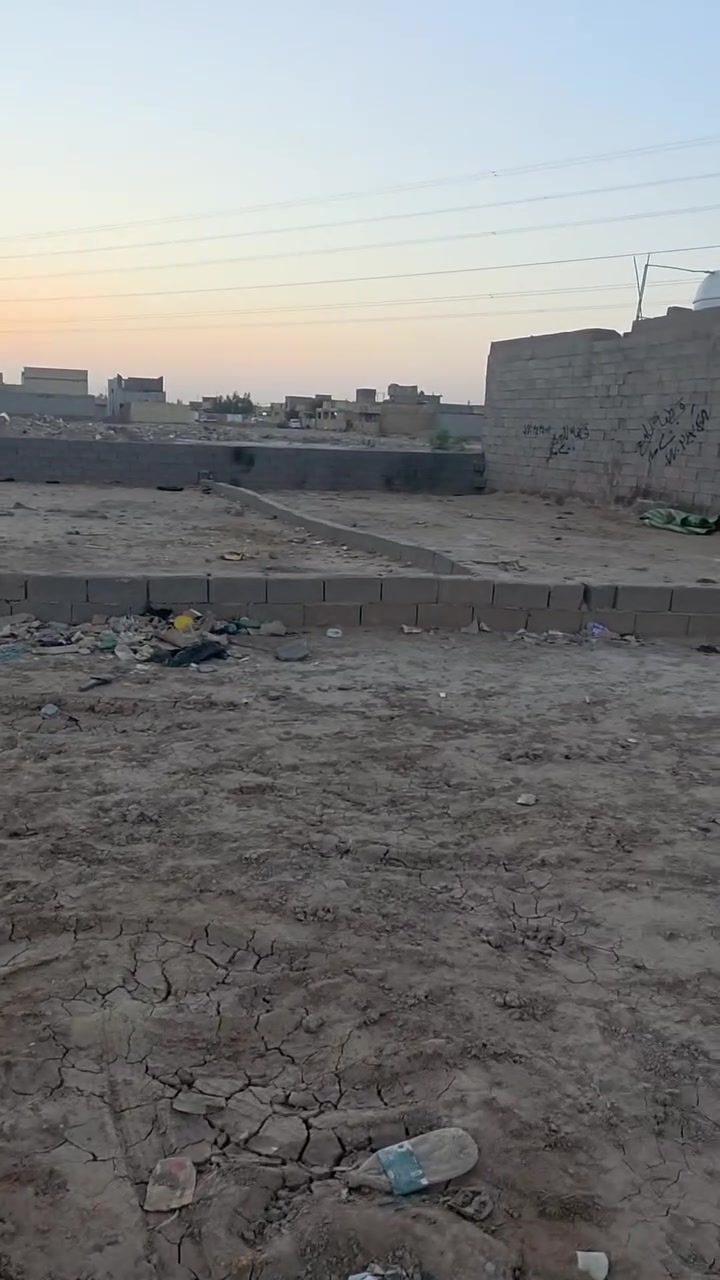 سلام عليكم قطعه ارض للبيع مساحه 200 متر الواجهه 13/ نزال 16// عنوان سبع اقصور شارع المشروع شارع السده وهذا الشارع مشمول بل تبليط  // سعر  22 وبيه مجال 
الهاتف //  ***********
