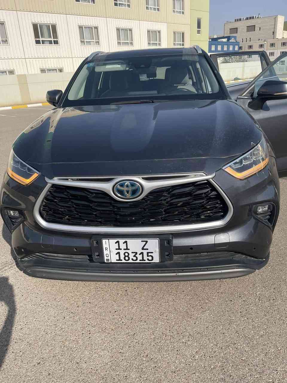 سلام عليكم تيوتا هايلاندر هايبرد مديل ٢٣مواصفات XLe سيارة مرقم جاهز مابيهة نقص بس الرادار الامامي مصبوغة احزام وكو تعديل بالقمارة داخل جلد السعر ٢٦٥٠٠$ رقم الهاتف *********** مكان السيارة بسماية والسنك
