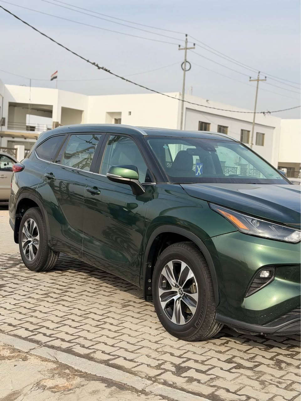 السلام عليكم هايلاندر للبيع رقم بصره ومكانها بصره السياره ب اسمي وارد امريكي فئة xle سعر كلش مناسب ٢٤٠ ومجالها قليل وضرر خفيف بس نطخت بالعراق وبيها بارد ب باب السايق موضح بالصور 
فور ويل 
تحكم ستيرن 
فتحه 
وهواي مواصفات معروفه XLE
تخم تاير جديد مشلن 
الشراي يتواصل واتساب فقط 
*********** البصرة, العراق
