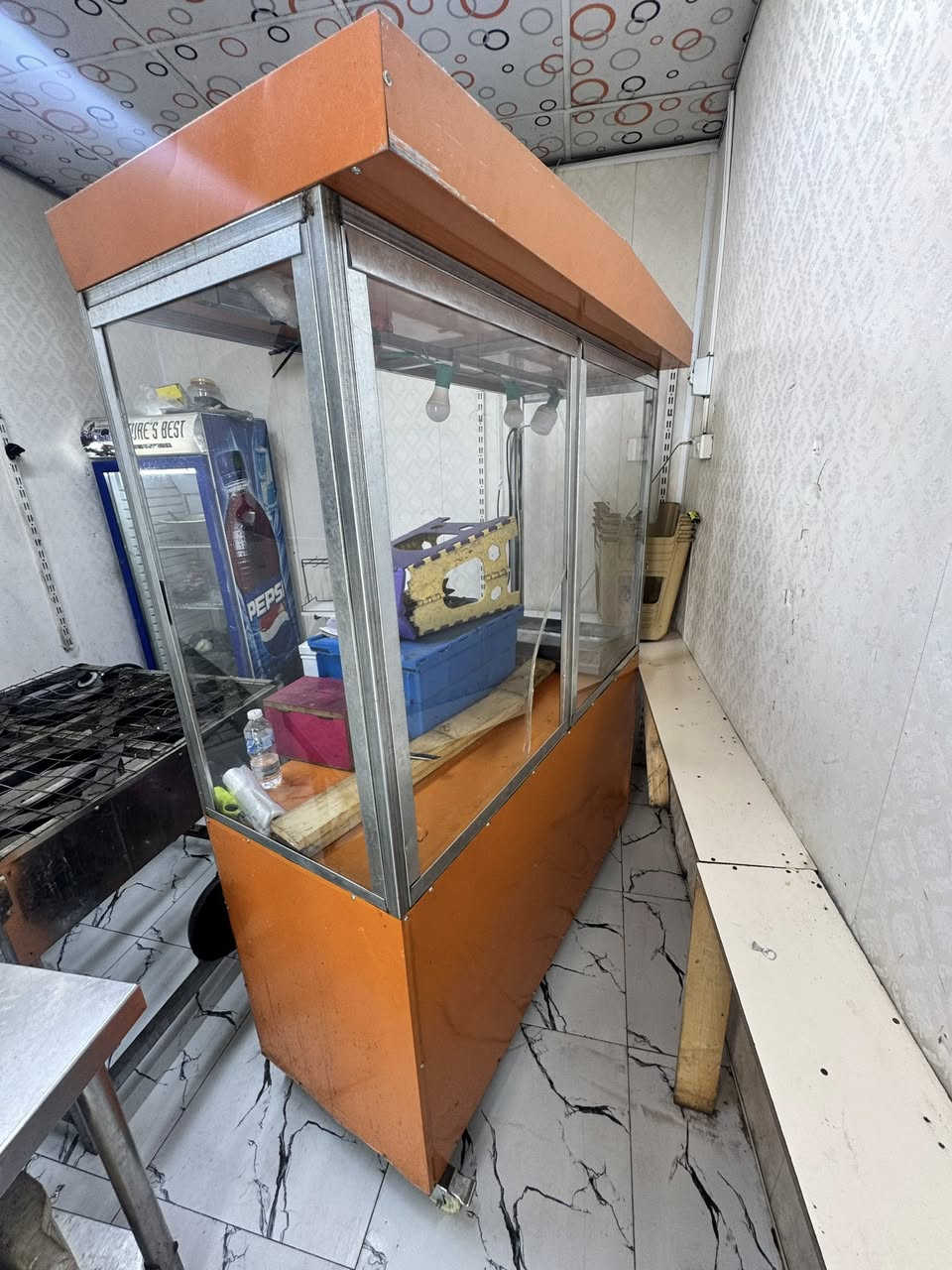 سلام عليكم اغراض مطعم متكاملة بيع مستعجل المكان بغداد شورجه ***********
