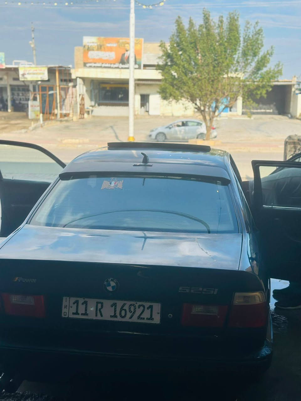 للبيع: BMW 525 (مسكر عدل) - موديل 1991
السيارة جاهزة من كل نواحيها وما محتاجة أي مصاريف، مواصفات النظافة والترتيب:
​الكيان والنظافة: السيارة بصبغ نظيف جداً (مسكر عدل)، موديل 91.
​الأوراق: باسمي والسنوية والهزة جديدة (جاهزة للتحويل).
​الميكانيك: صدر جديد بالكامل، تخم تاير جديد.
​التبريد: تبريد "ثلج" ومنظومة ممتازة.
​الكهربائيات: * سنتر لوك جديد.
​نوافذ كهرباء (4 جامات).
​ميزة تصعيد الجام تلقائياً مع القفل.
​لايتات زينون قوية.
​الداخلية: كشنات M5 أصلية وداخلية نظيفة جداً.
​السعر: [٥٨] (بيها مجال للشراي الطيب)
المكان: [الفلوجة]
للتواصل: [***********]
