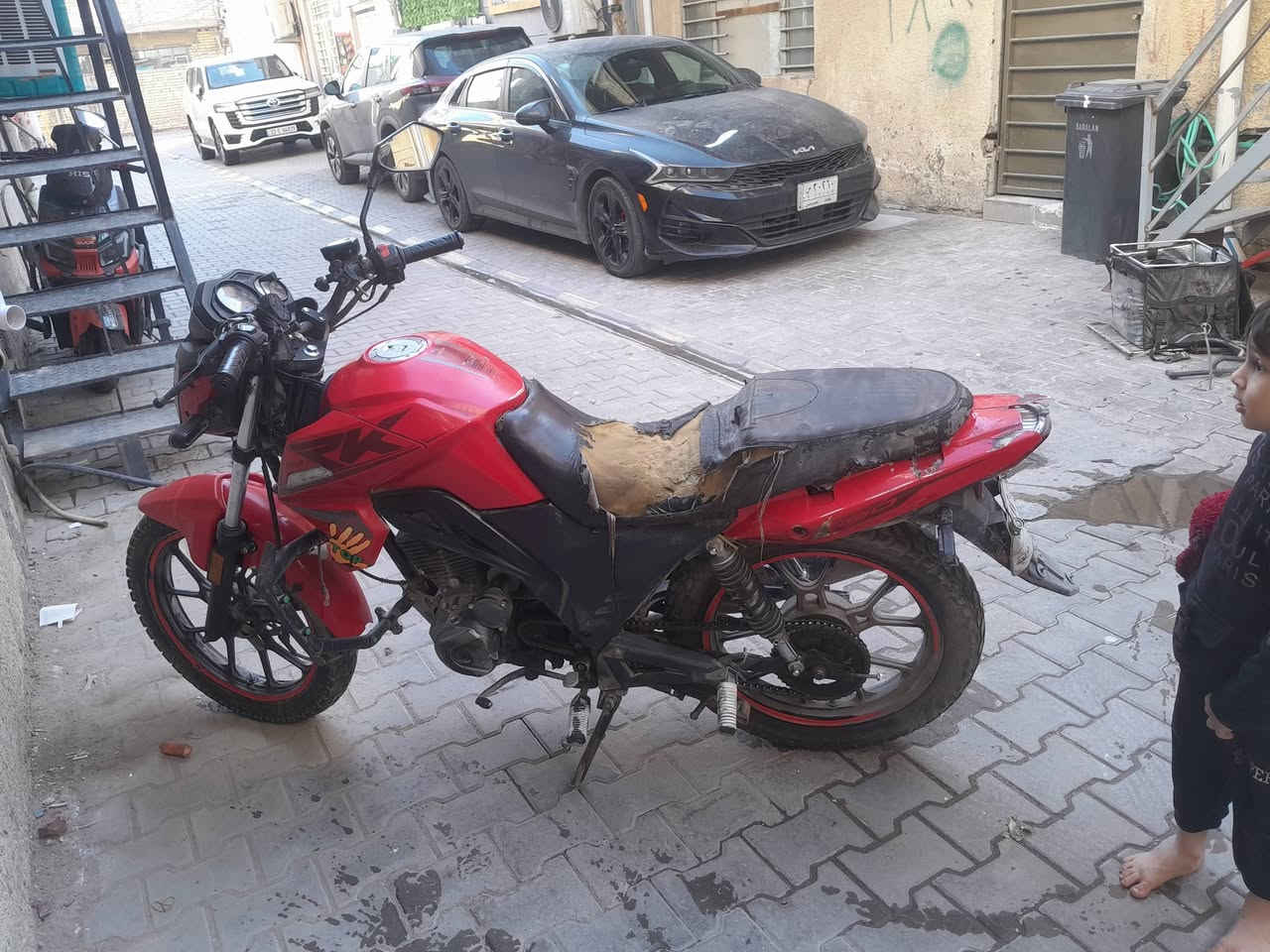 السلام عليكم دراجة اركي للبيع سعر واحد و ربع دراجة نضافه ٧٠ ب ميه نواقص بريك أمامي دواسه رجل يمنه و باتري هيه بيها باتري بس ضيف  السيابه مالتها مكسوره يردلها لحيم  سويج امرار يشكل دراجة مال شغل ..... دراجة بسم عجلة الخليج يعني نروح ني وياك للشركة وتنازل عنها يعني بيع وشراء داخل الشركة وانت حولها بسمك ثاني يوم ب مرور مال حسينيه وكيل شركة عجلة الخليج هناك مكاني بغداد رقم ***********
