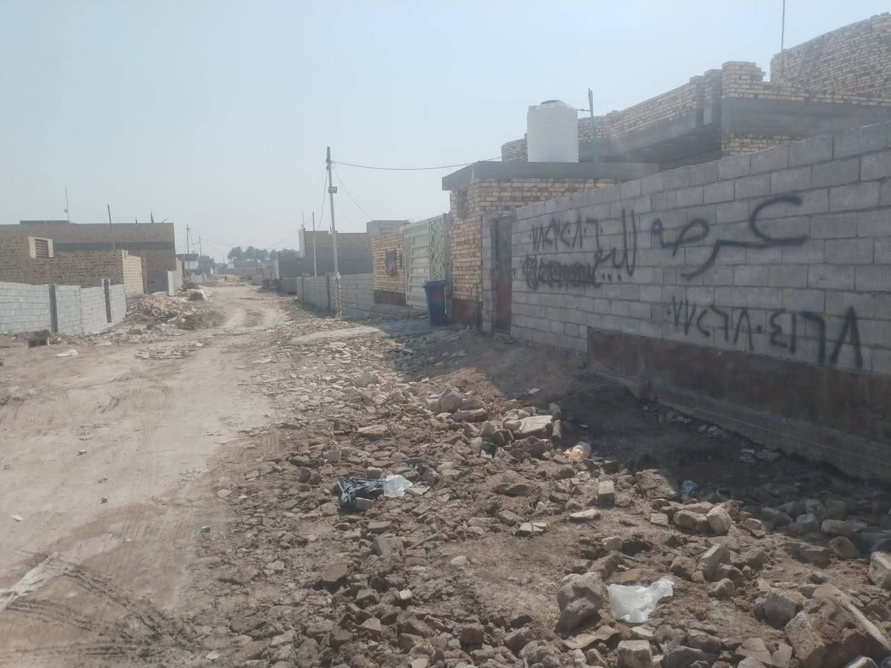 السلام عليكم عرصه للبيع زراعي سند25 المساحه ٢٢٥ متر واجها ١٠ ونزال ٢٢ ونص مشموله بالتطويب وبيها بتلو شغل درجه اوله جاهزه للبناء عنوان العرصه النسيج خلف مطعم عدنان للاستفسار ***********
