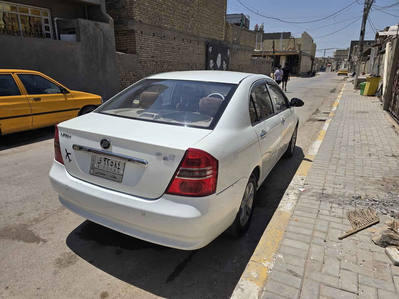 ليفان ٢٠١٣ سيارة جاهزة كلها بلادي كير عادي مكينتها بالكارتون
تبريد ثلج صدر جديد تحويل ثاني يوم مكانها بغداد سعرها ٤٨ وبيها مجال حك الجية بيها ملاحظات جدا بسيطة طخات معمرة بارد 
رقم تليفون ***********
