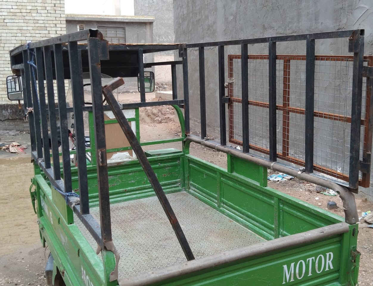 محجر ستوتة جمرة نضيف بي باب ورباط متحرك 
ومرايات  جانبية و مكاني كربلاء قرب مدينة الزائرين طريق طويريج وهذا رقمي *********** 
وسعرة 75 الف
