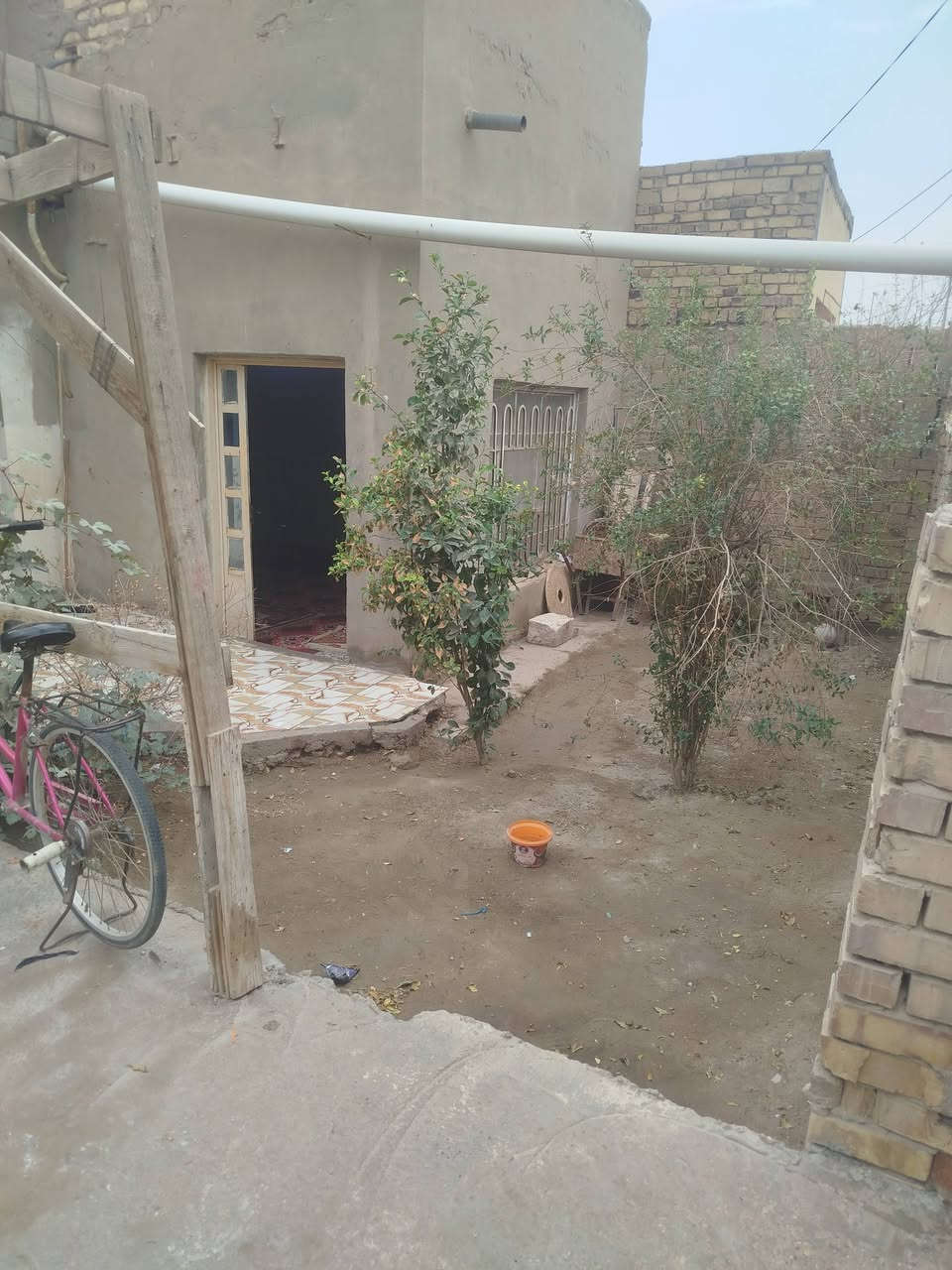 السلام عليكم بيت للبيع العنوان حي العسكري شارع 30 يتكون من ثلاث غرف نوم وهول صاله مطبخ استقبال كبير صيحات قرب مستوصف الصدر الثالث السعر 80 وبي مجال للشراي بيع مستعجل الاستفسار أكثر الاتصال *********** المساحة 235
