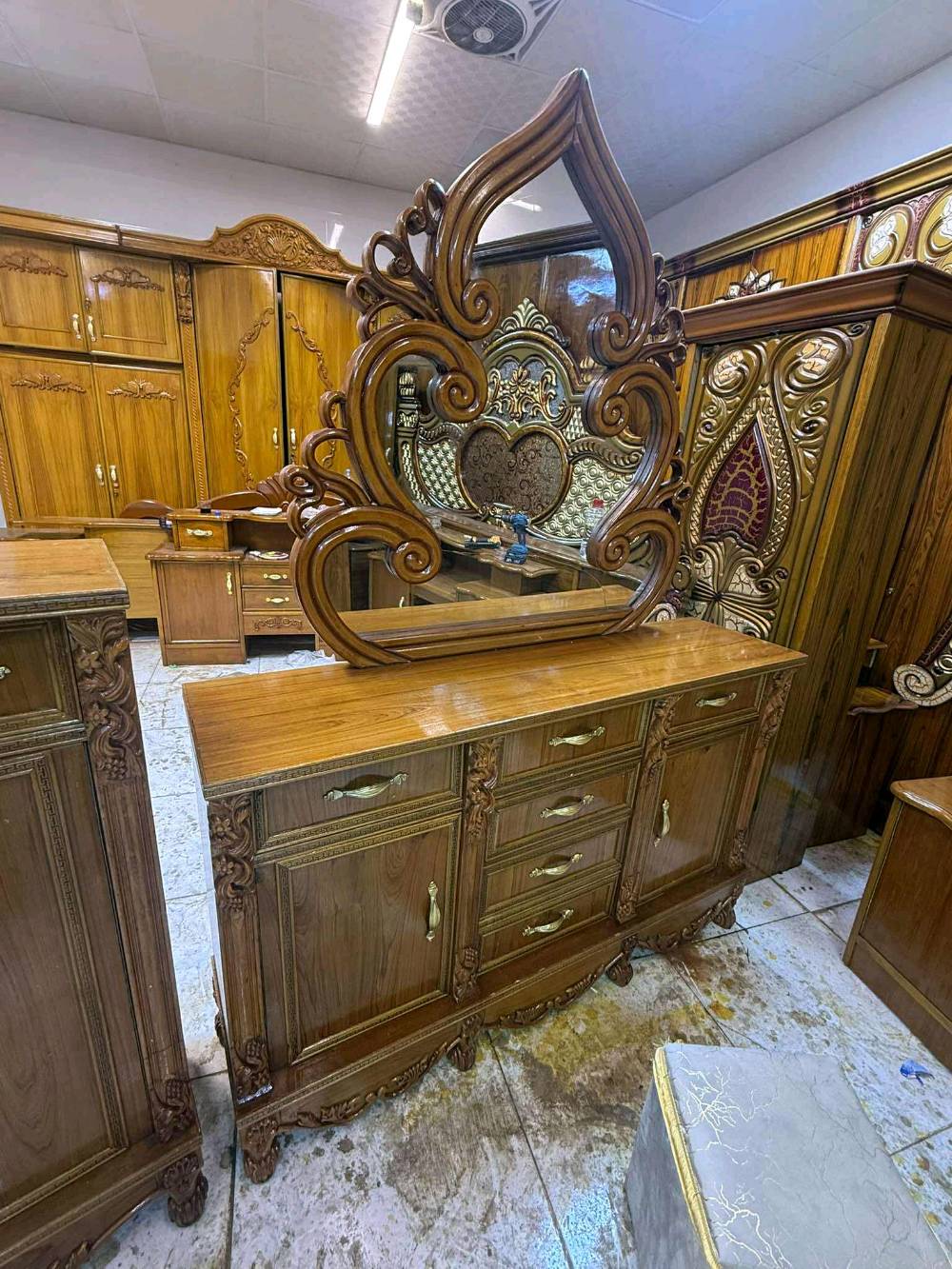 غرفه صاج داخل خارج سلايت 
السعر مليون ٥٠٠ مليون ٤٠٠ قفل 
شد نقل داخل بغداد مجاني 
نضافه ٩٠
عشره ١٠ وياه دوشك شازون طابوريه هديه 
جعب غزال 
غرفه زان ماركه