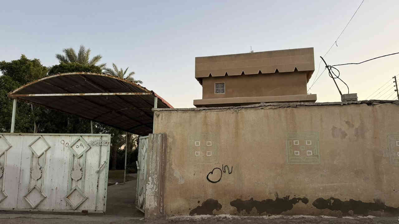 دار للبيع ثلاث طوابق يحتوي على 6 غرف نوم مساحه الكليه 1700متر البناء صافي 600 متر  على ضفاف نهر دجله الموقع شمال بغداد ناحيه العبايجي يقع في مركز العبايجي  بالقرب من المدارس والمركز الصحي متوفر كل الخدمات ماء وكهرباء والخ   للتواصل والسعر ‭0781 221 4884‬
