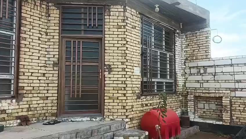 بيت للبيع طابو زراعي سند ٢٥ طويريج  الرشيدة قرب اسواق التين والزيتون يبعد عن الشارع مسافة قريبة جدا المساحة الكلية  280 متر اقرار محكمة يتكون من   استقبال ٩ * ٤ ونص  المطبخ ٥ * ٤. غرفه النوم ٥ * ٤ المنور ٢ونص * ٤ الحمام ٢ ونص * ٤ الكراج ٤ * ٥  الحديقة ٦ * ١٤  كهرباء ماء مجاري  كامله الكهرباء بواري 
 للمعلومات البيت بي نواقص بيبان خشب عدد ٢ و المطبخ والحمام يحتاجن سيراميك والبيت يحتاج كوله ارضية يباع نقد او اقصاد
***********
***********
