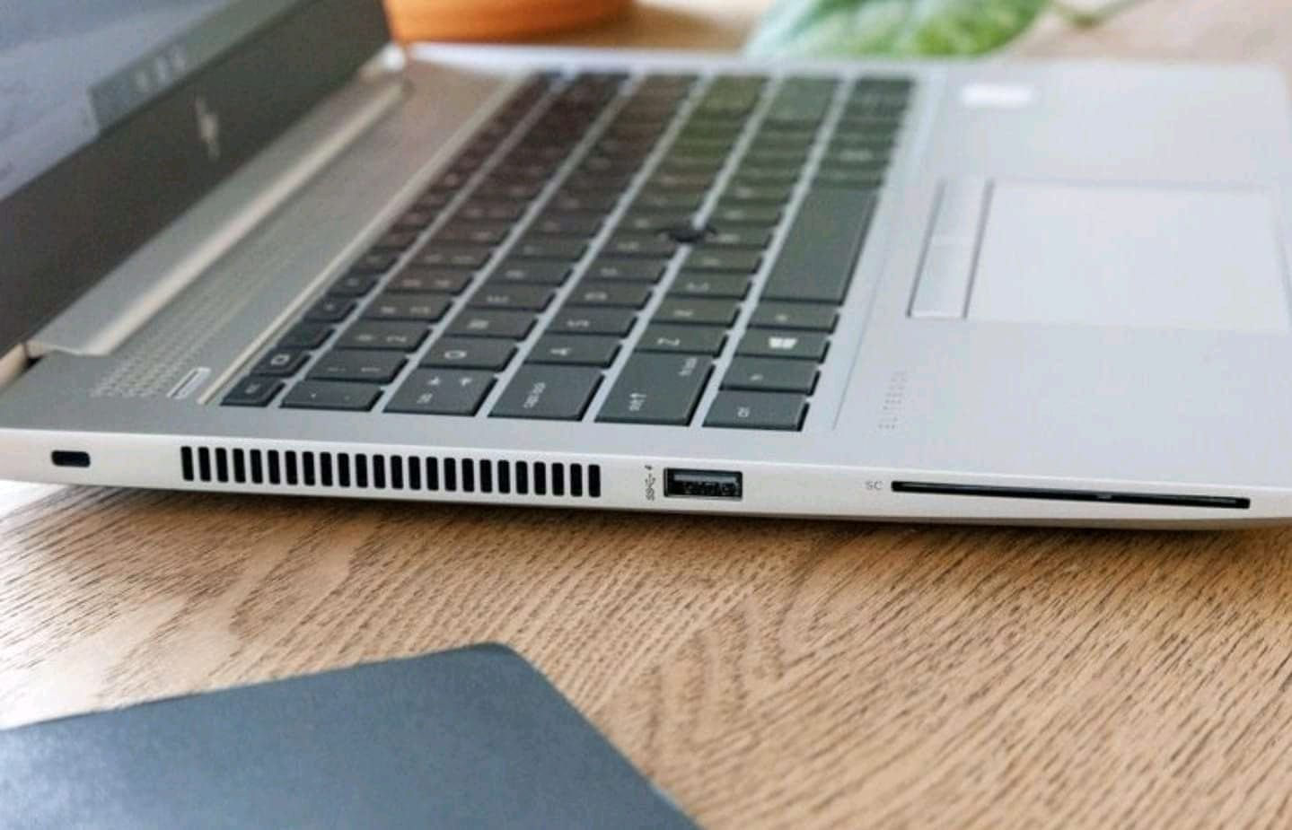 5
لابتوب hp Elitebook الشكل الحديث هيكل المنيوم الجيل الثامن للبيع 
الحاسبه سوبر سلم وهيكل معدني انيق جدا وشاشه لمس 
المعالج core i5 الجيل الثامن
رام 8 كيكا DDR4
هارد 256 كيكا SSD
كرت الشاشه Intel Uhd 630 حجم 4 كيكا
الشاشه حجم 14 انج ضد التوهج لمس ١٠ اصابع دقة FHD 1980x1080
باتري ليثيوم 6 خلايا  شحن سريع 65 واط والباطرية ممتازة
كامره دقة hd
كيبورد ضوئي ليزري
بصمة اصبع وبصمة وجه 
 منفذ تايب سي و رام  وhdmi وباقي المنافذ   الحاسبه كلش نضيفه وحلوه
السعر 350 الف النجف, العراق


**إذا كنت صاحب هذا الإعلان وتريد حذفه لأي سبب، رجاءا أرسل رسالة إلى الدعم الفني**