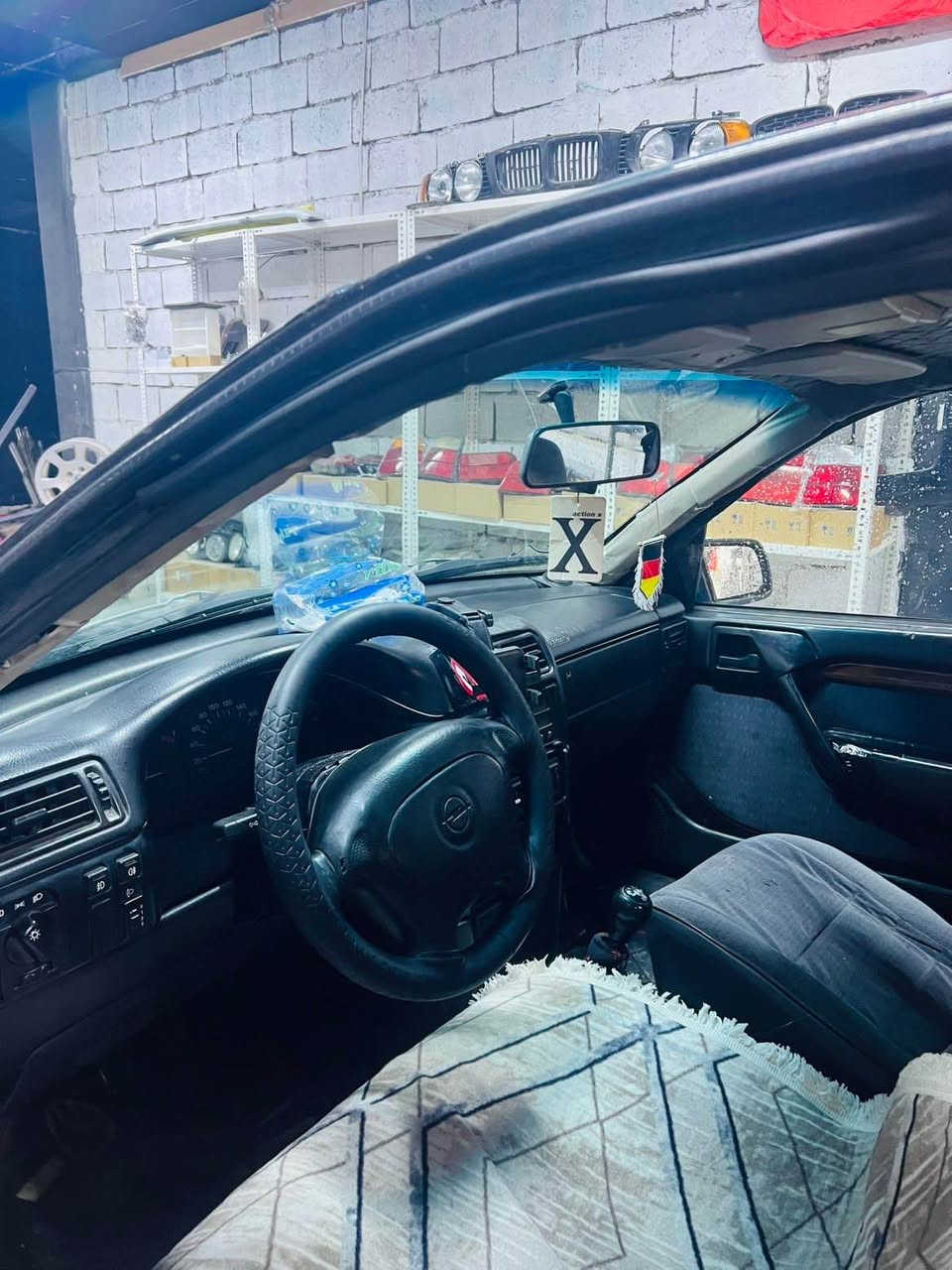 ڤیکترا مۆدیل ١٩٩٥ قەپات قەپات مواسەفات 
سلایت 
چوا جام کارەبا 
جام ئۆتۆ
سوکان ئێڕباگ 
دەبل ئێڕباگ  
ناو فۆڕمیکا 
گوشین شامۆ  بێ دڕاوی  
مەکینەی ١٨ گێڕ حادی 
بۆیاغ عامە لەسەر ساغە 
بێ دەحم و بێ لیدرانە 
تەقەو ڕەقە بە شەرت 
ڕەقەم و سەنەوی نوێ 
هەمووشتێکی تازەیە 
بە شەرتی گێڕ و مەکینەو کارەبایات
  سلایت و هەمووشتێکی ئیش ئەکا ماڵی دۆستە  بۆ 
تکایە موشتەری نی سەری خۆتو ئێمەش مێشێنە  سعریشی ٤٣ مەجاليکی برایەنە
شوێن شەقڵاوە
***********☎️ شقلاوة, أربيل
