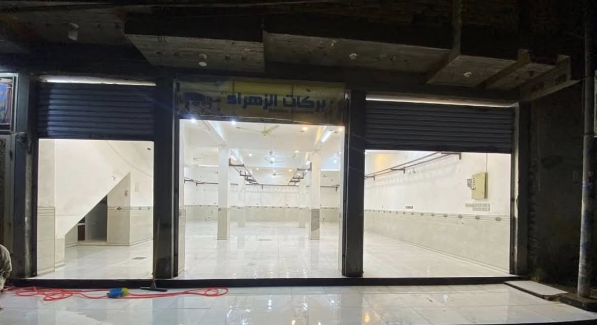 يوجد مجمع للأيجار متكون من 3 كبنكات وجه 12 متر ونزال 19 متر على شكل قاعه كبيره بسوك بشارع الامسية مكان تجاري ومميز كهرباء ثري فيز  وخط مولد ويوجد صحيات ماء حار بارد  داخل المجمع الاستفسار ***********
