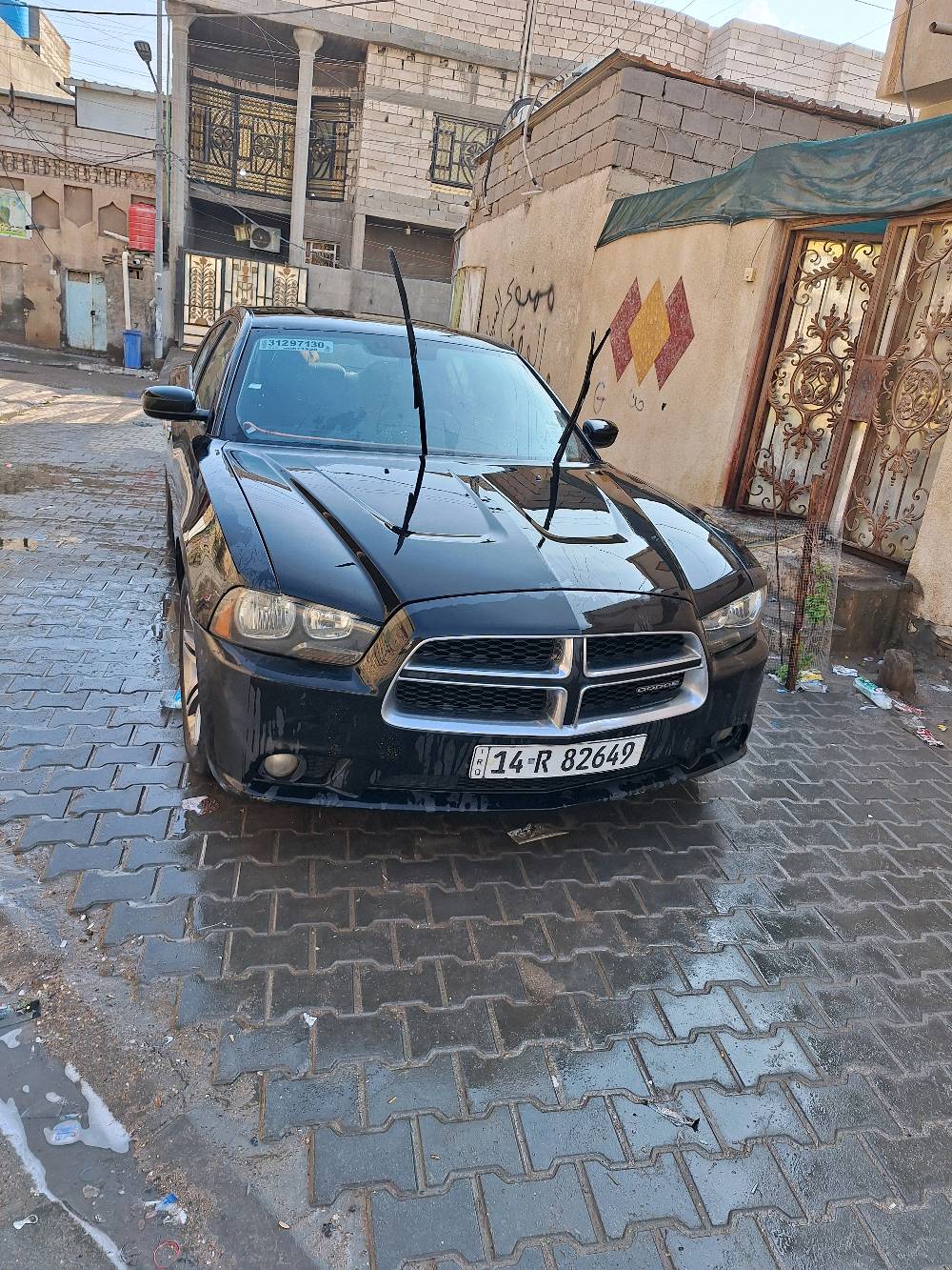 السيارة المعروضة هي دودج تشارجر اللون أسود، بحالة جيدة من الخارج والداخل. متوفرة في بغداد، وتتميز بتصميم أنيق ورياضي. الرجاء التواصل للحصول على مزيد من التفاصيل حول السيارة أو لترتيب معاينة.