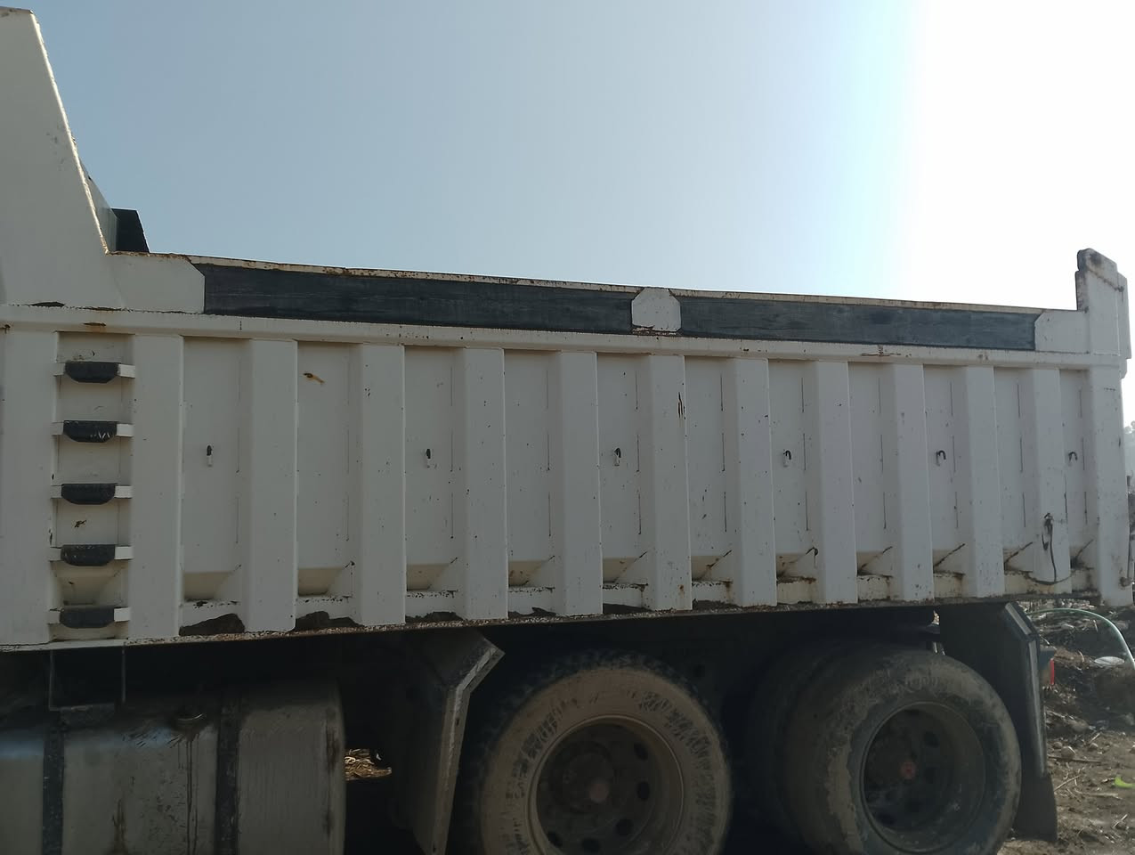 السلام عليكم عندنا هذا البودي للبيع مال قلاب العنوان موصل جنب الايسر وعندنا محرك وياه ايضا ملبوبه 2001 والاتصال على هذا الرقم ***********
