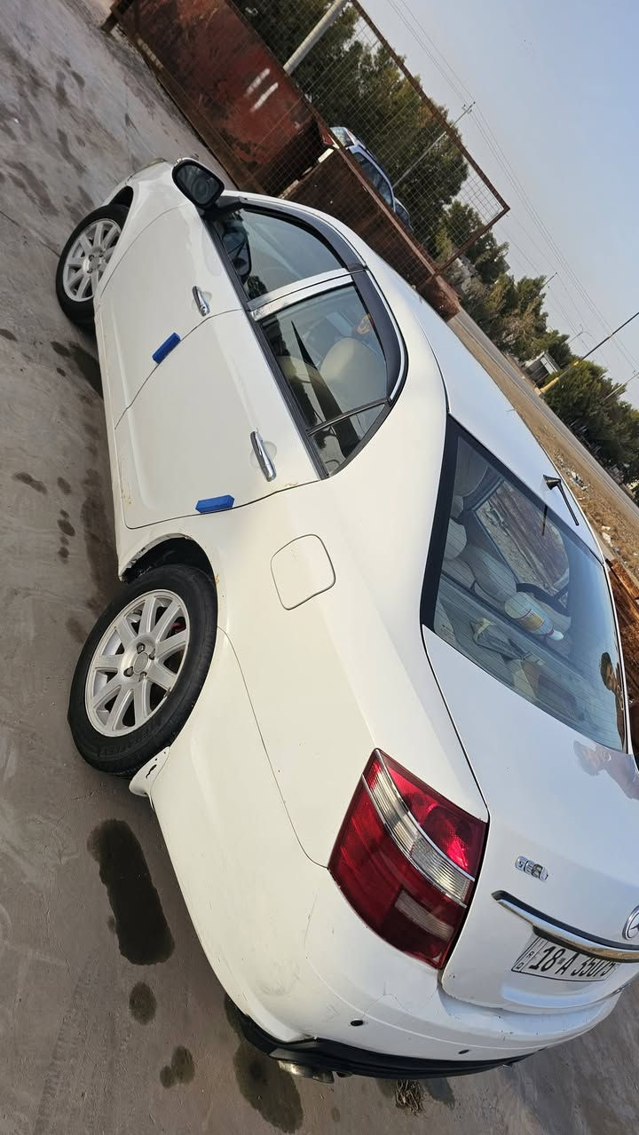 السلام عليكم للبيع جيلي موبل اوتو ماتيك موديل 2013 رقم نكليزي سيارة مكفوله من الحادث فقط جاملغ بيه صبغ شويه  اثر شخوط  سيارة خيرمن الله مكينة بلاديه حداديه جديده تخم تاير كهربائيات مكفوله فقط الكير يفلت مايعبر الرابع مرات تعبر ومرات ماتعبر السياره راعيهه موجود ويريد مداور  ... مراوس  حسب القناعه او بيع السعر 50 وبيهه مجال  مكاني ديوانيه ***********
