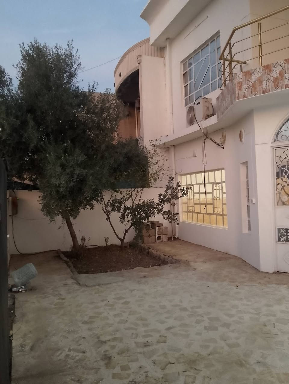 دار للبيع مساحة/200/متر طابقين كامل
عنوان الدار:قادسية الثانية شارع أبو وليد 
نوع العقار:طابو ملك صرف 
مواصفات:كاشي،سقف ثانوي 
يحتوي على استقبال ومطبخ وهول وغرفتين نوم 
للاستفسار مراجعة مكتب النورين للعقارات والمقاولات أو الاتصال على الارقام التالية:***********واتسأب
