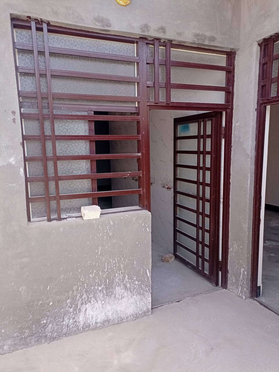 بيت 100 متر للبيع في شارع المطار القديم مقابيل اسواق السفير بناء بلوك الكاع تجعيب طابوك  والسقف صب كونكريت  السعر 28 وبي مجال بسيط للاستفسار الاتصال على ***********
