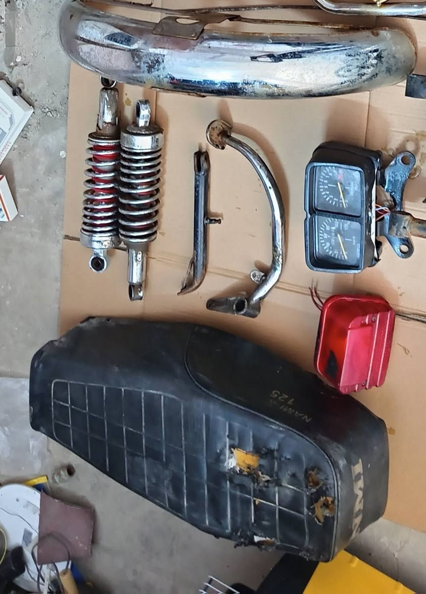 السلام عليكم 
غراض دراجة 2023 سونك
مثل ما موضح بل صور 
شلع ب 40 الف قفل قفل وبعد وياهن جاملغ خلفي 
الرقم: ***********
العنوان: دوانية مركز حي الوحدة
