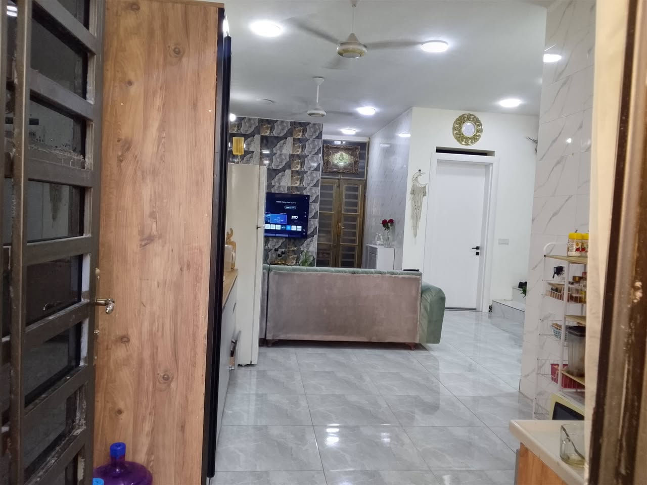 سلام وعليكم بيت120 متر طابق واحد
واجهيه 7نزال17
يحتوي ع كراج 5في4
ع مطبخ وحولي مفتوح عرض 3.50 ونزال14متر
 وخدمات وحولي درج ومنور داخلي 
وغرفت نوم 5في 4
واستقبل 5,50في 4
وبيتونه 5في4
رقم التلفون
‏‪***********‬‏

