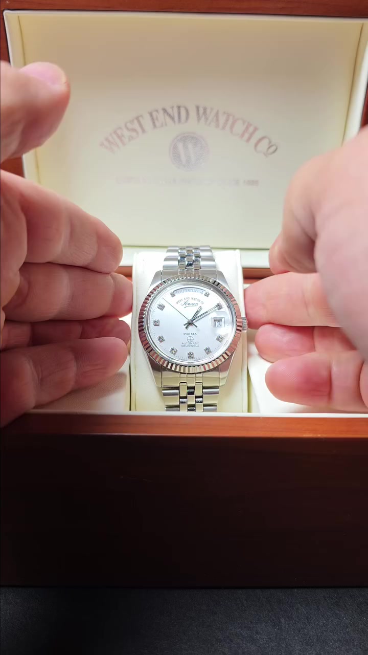 أناقة كلاسيكية لا تنتهي مع WEST END WATCH ⌚✨
​لكل عشاق التميز والفخامة، جبنالكم اليوم تحفة فنية من ماركة West End Watch Co. العالمية، موديل Sowar Prima. ساعة تجمع بين الدقة السويسرية والتصميم الراقي اللي يناسب كل المناسبات.
​أبرز المواصفات:
⌚ ماركة سويسرية أصلية West End Watch Co.
💎 ميناء (Dial) فضي بتصميم فخم جداً.
✨ مرصعة بفصوص الزركون اللامعة بدل الأرقام لإعطاء مظهر ملكي.
⚙️ ماكينة أوتوماتيك (Automatic) بـ 25 حجر لضمان الدقة والمتانة.
📅 عرض اليوم (بالكامل) والتاريخ بوضوح.
🔗 سوار من الستانلس ستيل المقاوم للصدأ بتصميم "جوبلي" المريح.
🔍 عدسة مكبرة للتاريخ لسهولة القراءة.
🇨🇭 صناعة سويسرية (Swiss Made) تضمن لك الجودة العالية.
🚚 خدمة التوصيل: متوفرة لكافة المحافظات.
💬 للحجز والاستفسار راسلنا
🛍️ Azento Watches 🛍️
📞 WhatsApp: ***********
​#ساعات #WestEndWatch #أناقة_رجل #إكسسوارات #العراق #ساعات_سويسرية
