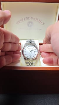 أناقة كلاسيكية لا تنتهي مع WEST END WATCH ⌚✨ ​لكل عشاق التميز والفخامة...