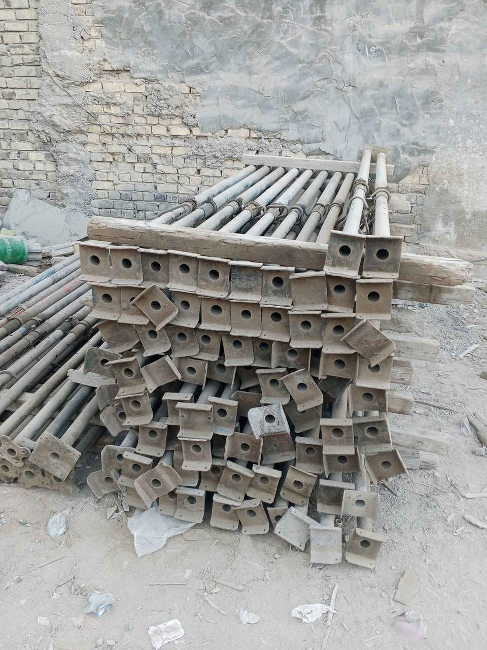 خشب مستعمل اخو جديد مشتغل شغلة وحده 
وجكات مستعمل 4 متر تركي اصلي نضاف كله شغالة 
*********** عنوان حله مركز مدينة

