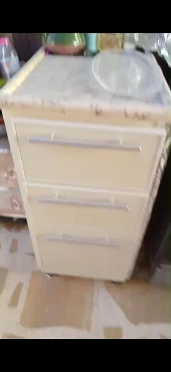 اثاث منزلي للبيع بحالة جيدة
كاونتر صغير سنك مرمر بحلة جيدة السعر ٢٥٠ الف 
الاتصال بمسج على وتساب 
  .***********
