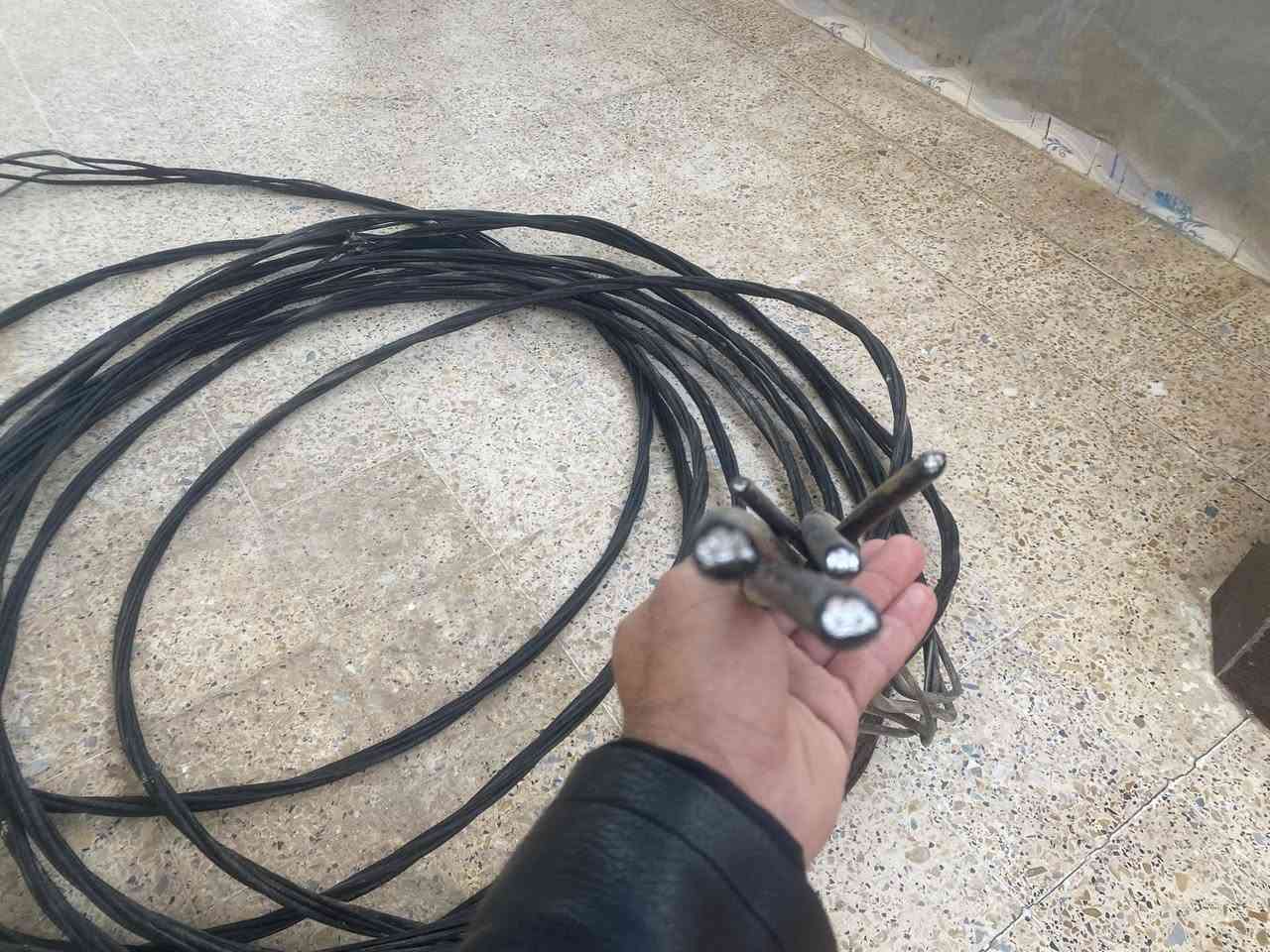 السلام عليكم عندي ظفيره من هاي النوعيه الاصليه 5خطوط كيج 55ملم طول 50متر اواقل او اكثر بشوي مع عامود كهرباء 
قيم وأخذ بل يرضي الله 
***********
