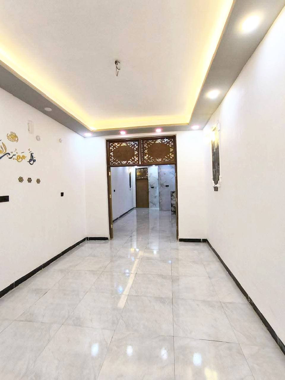 للبيع دار سكن بناء 2025حديث درجة أولى (طابوق) سقوف كونكريت مساحة 100م واجهة 5م ونزال 20م سند زراعي 25 تحويل مباشر يتكون من غرفتين منام واستقبال وكلدور ومطبخ ومجمع صحيات داخلية وخارجية وخدمات متوفرة / الحله - ناحية النيل- منطقة الفيحانية.
سعر الدار مناسب جدا وعلى الراغبين التواصل معنا على الرقم/ *********** خاص واتس متوفر.
