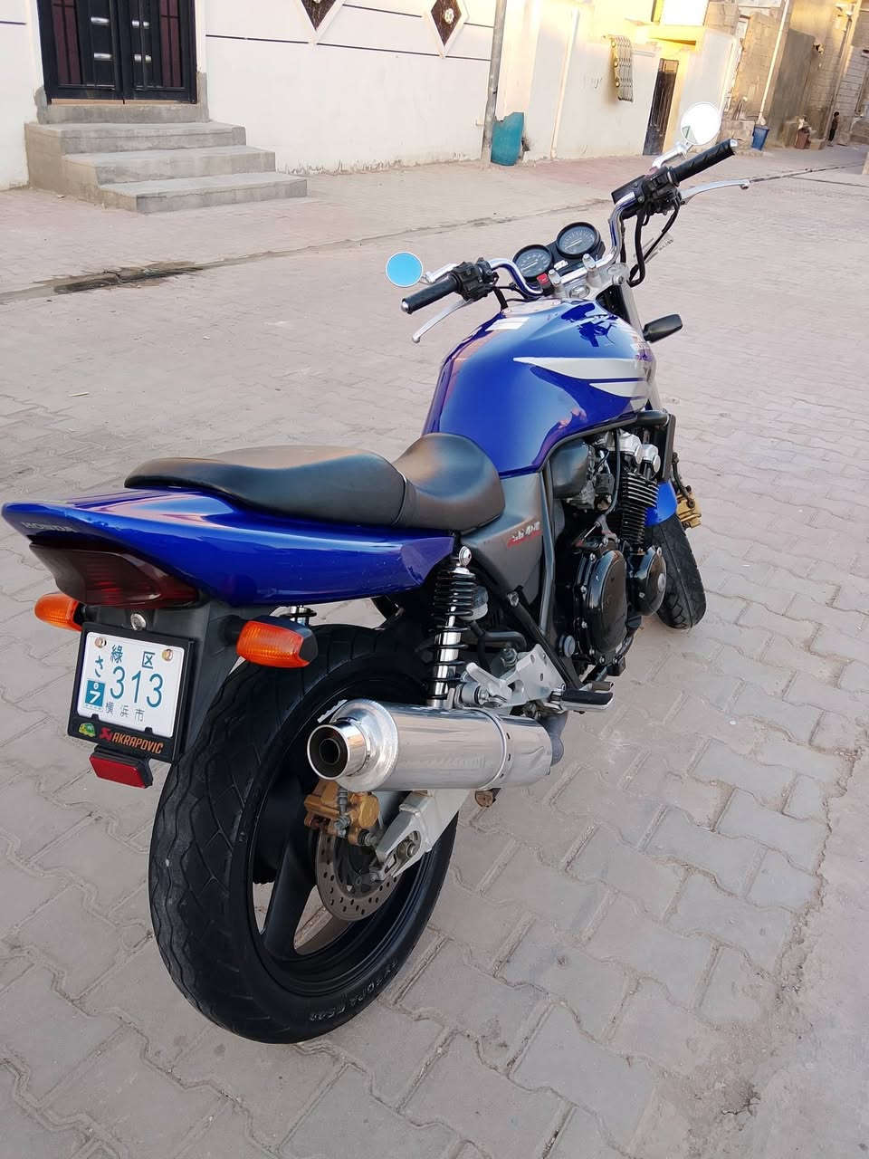 سلام عليكم  
CB400 
جيل  ثاني
 نازله من معرض تميم التميمي 
قبل ٣ اشهر  كفاله عامه 
بعدهه عله وضع شركه متصرف عليها لو ربع
  سويجات ثنين
 الرقم  ***********
 سعر 13 ونص  عنوان رمادي تاميم
