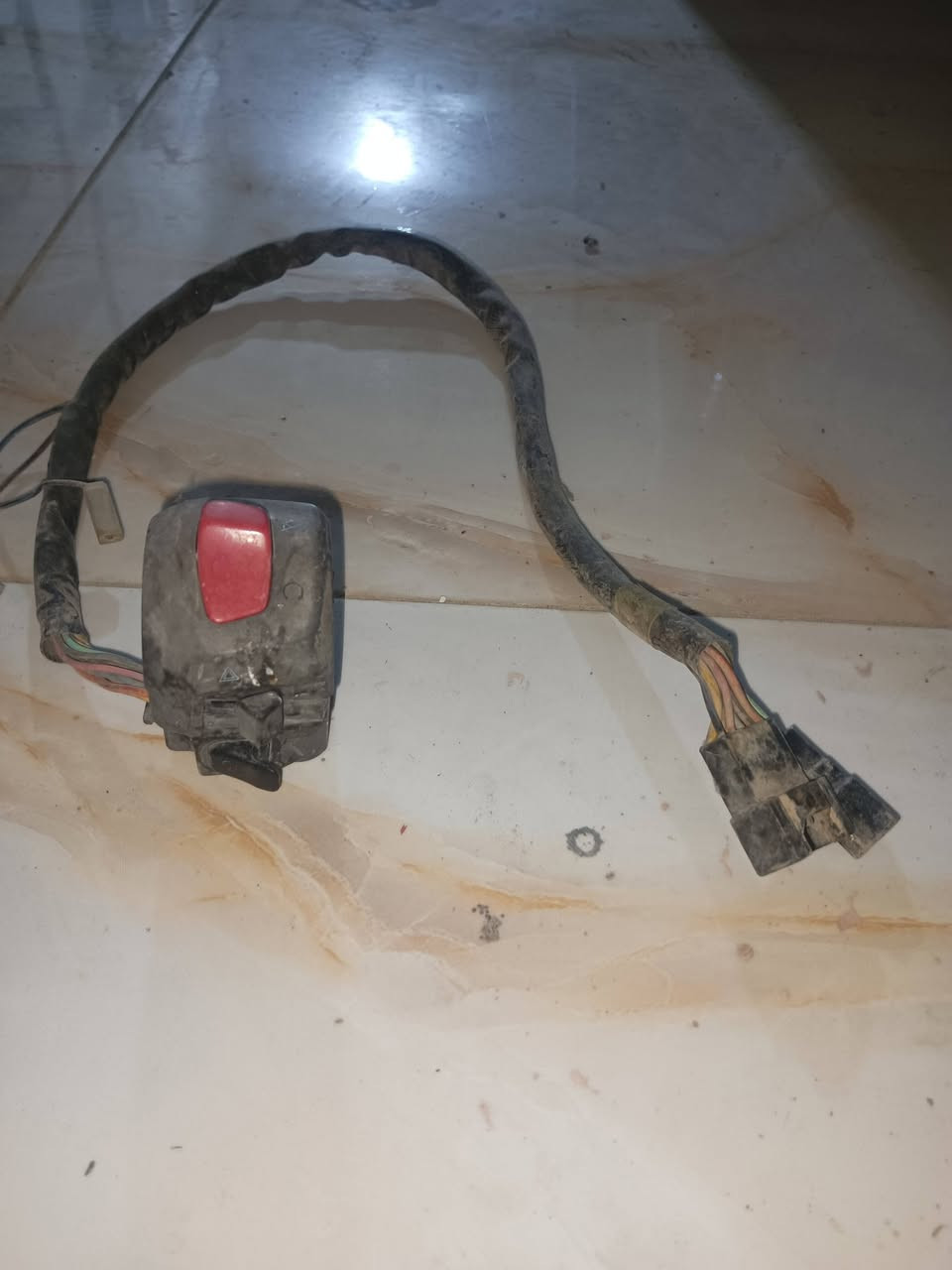 السلام عليكم تفصيخ سكاي 650غراض مناسبات 
قبق أكسل بي كسر بسيط سعرة5الاف 
حاضن باتري ما بي ضرر بس اغسلة يرجع بلاد سعرة 10الاف 
چاملغ خلفي نضيف سعرة 7الاف 
حساس كيلو متر وحساس حماوة البلكور وحساس الكلچ الخلفي سعرهن كلهن ب20الف 
كلچ خلفي ابو السبرنگ سعرة 85الف
دبلات خلفية سعرهن 15الف 
دشبول شغال كلوبات مال الحماوة والبانزين والعداد كيلومتر كلة شغال أضن  ماشي 59الف سعرة 35الف 
شوتة كاملة وي الفلتر والجوين والحساسات مال الشوتة سعر 35الف 
مجمع السلف شغال سعرة 10الاف 
فچوچ أمامية مع عنبار الرئيسي والصوندات جيب وشد حتة بنزاتة موجودة سعرة 40الف
ستان النص والصفح حساساتهن شغالات سعرهن ب40الف 
ضاغطة زنجيل واويل بم سعرهن15الف 
جنطة مع الكشن ب 50 الف 
ماگنيت سعرة 45الف 
الفلاوين سعر 10الاف 
تانكي بانزين سعرة 15الف 
توصيل موجود كل المحافظات مكاني كوت بس البلمنشور موجودات ما عندي غير شي تواصل خاص او عل الرقم *********** بي واتساب
