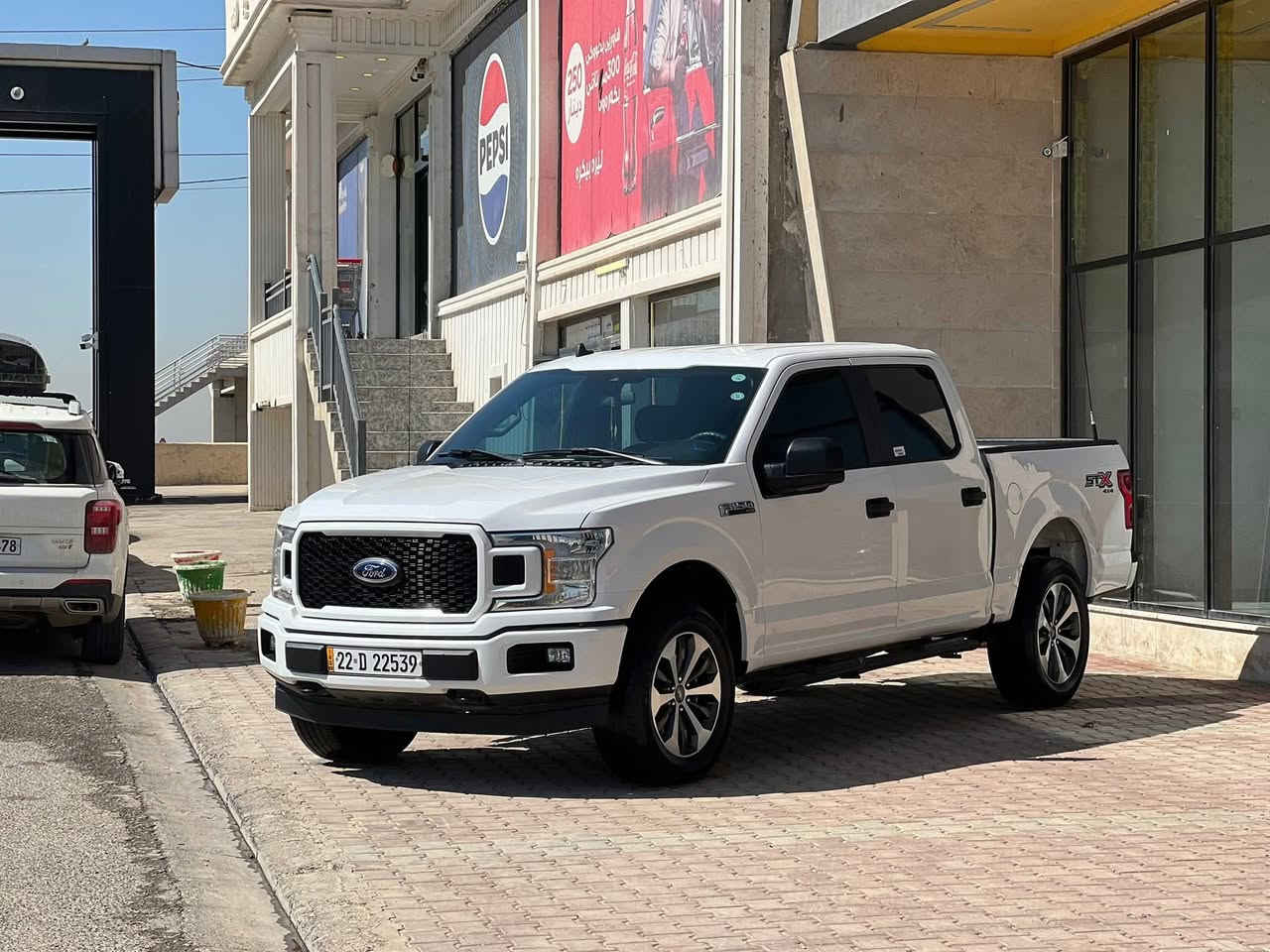 نوع سيارة : فورد F-150
موديل : ٢٠٢٠

ماشية : 49الف مايل 

حجم محرك : ٨ سلندر ٥.٠

حجم سيارة : باب طويل بودي صغير

مواصفات : XLT فور ويل شاشة كاميرا

حادث : باب خلفي صبغ بودي شوية تعديل بدون دواخل بدون يربك 

سيارة جاهزه من كل نواحي هزة فحص

***********

***********

عنوان اربيل
