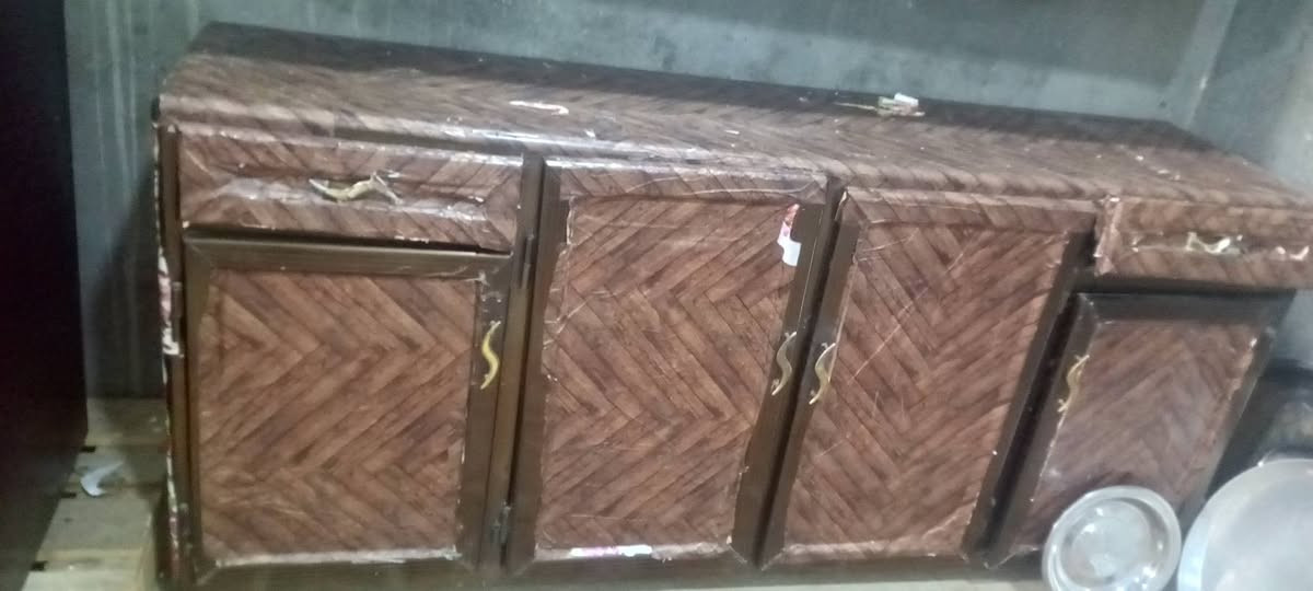 كاونتر الامنيوم قطعتين مستعمل نضيف لون اسود بس مغلف جلاد لون جوزي مثل ماموضح بصوره.. سعر 60وبي مجال بسيط مكان سماوه.. تصال عله رقم او مراسله واتساب  ***********
