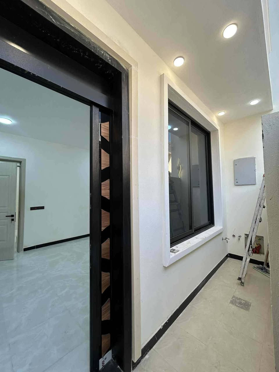 السلام عليكم 
🏠#الدارللبيع 75متر واجهيه 4،70متر نزال 16متر
 طابق ونص  بناء حديث وتصميم متكامل✨️
 يحتوي البيت. ع[2غرف نوم -استقبال -صحيات - ومطبخ] البيت شغل درجة اولى✨️
⬅️ مع الخدمات[ماي-كهرباء- تبليط ]✨️
⬅️نوع العقار  طابو زراعي سند 25 اقرار محكمه 
⬅️العنوان #بغداد_الدوره_البوعيثه   
     مجمع السلطان الاول 
⬅️لسعر جدأ مناسب 
🔴للاستفسار اكثر  خاص او الاتصال ع  الرقم 
☎️***********
☎️***********
